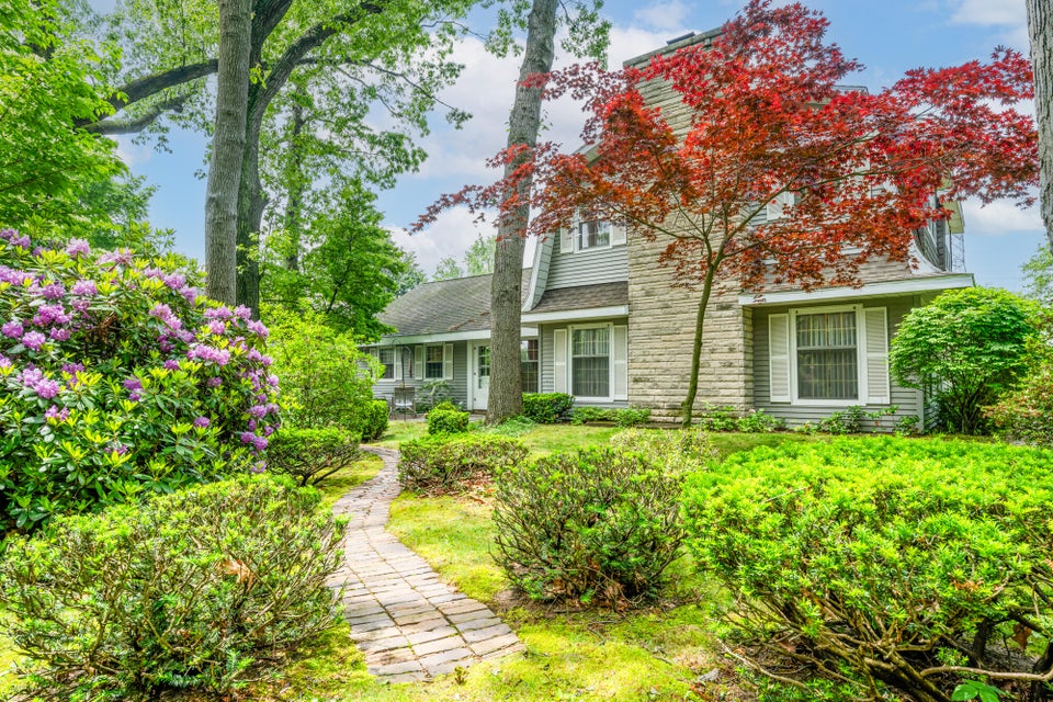 Coloma, Michigan, 49038, United States, 5 Bedrooms Bedrooms, ,4 BathroomsBathrooms,Residential,For Sale,1850191