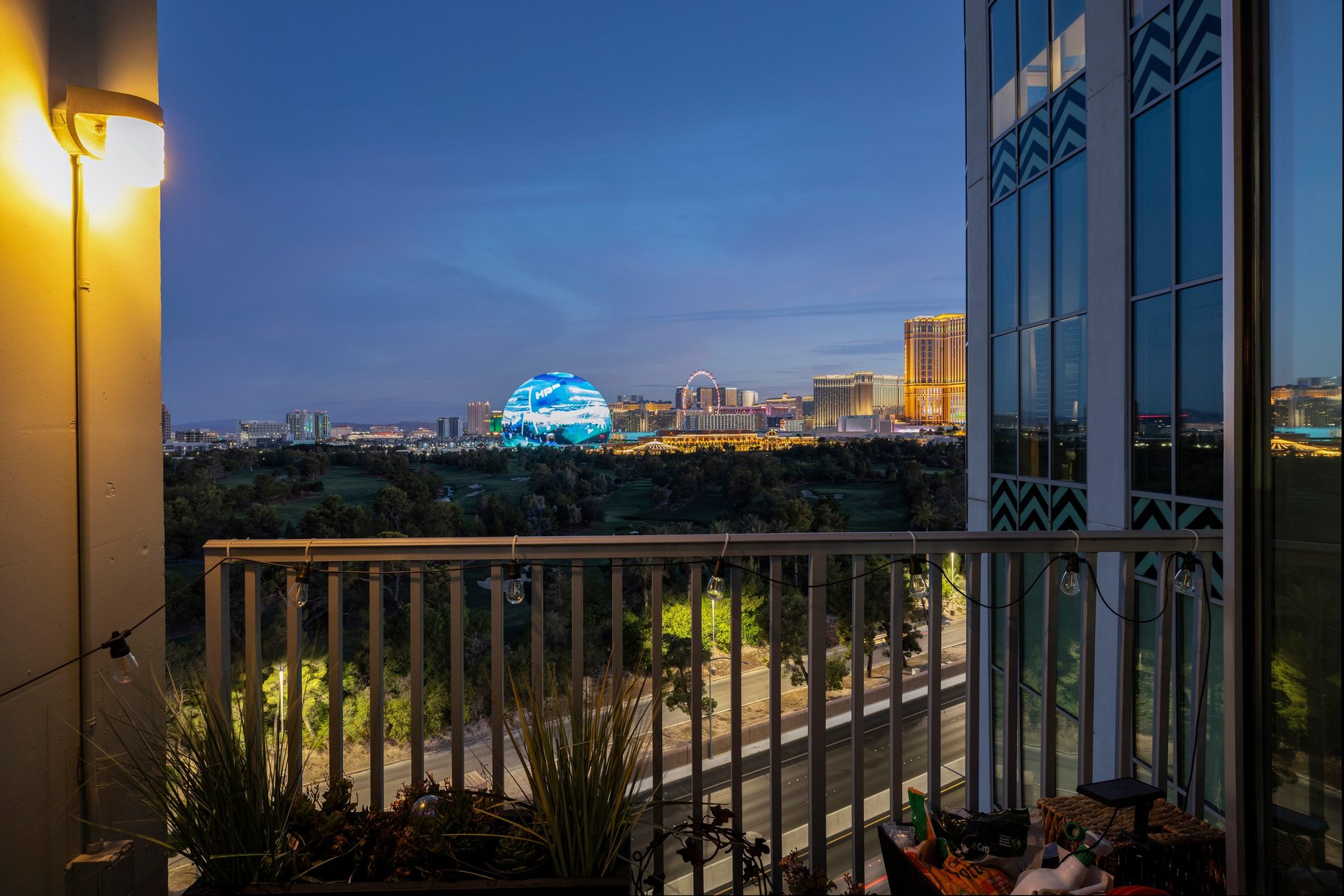  From Sunrise to Neon: Unrivaled Views of the Strip, Sphere & Valley Beyond - 物件實景