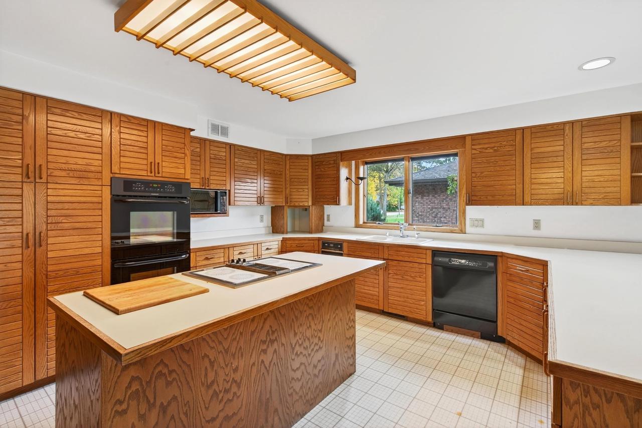 Oshkosh, Wisconsin, 54904, United States, 4 Bedrooms Bedrooms, ,3 BathroomsBathrooms,Residential,For Sale,1978045