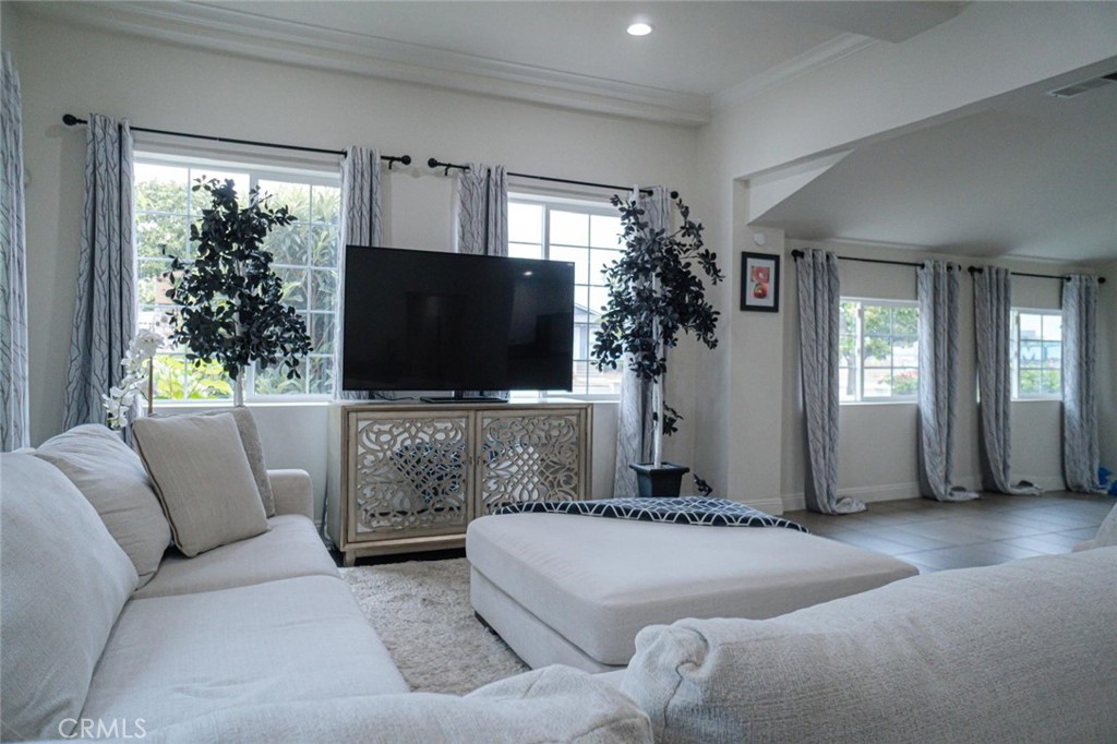 Los Angeles, California, 90043, United States, 3 Bedrooms Bedrooms, ,2 BathroomsBathrooms,Residential,For Sale,1981905