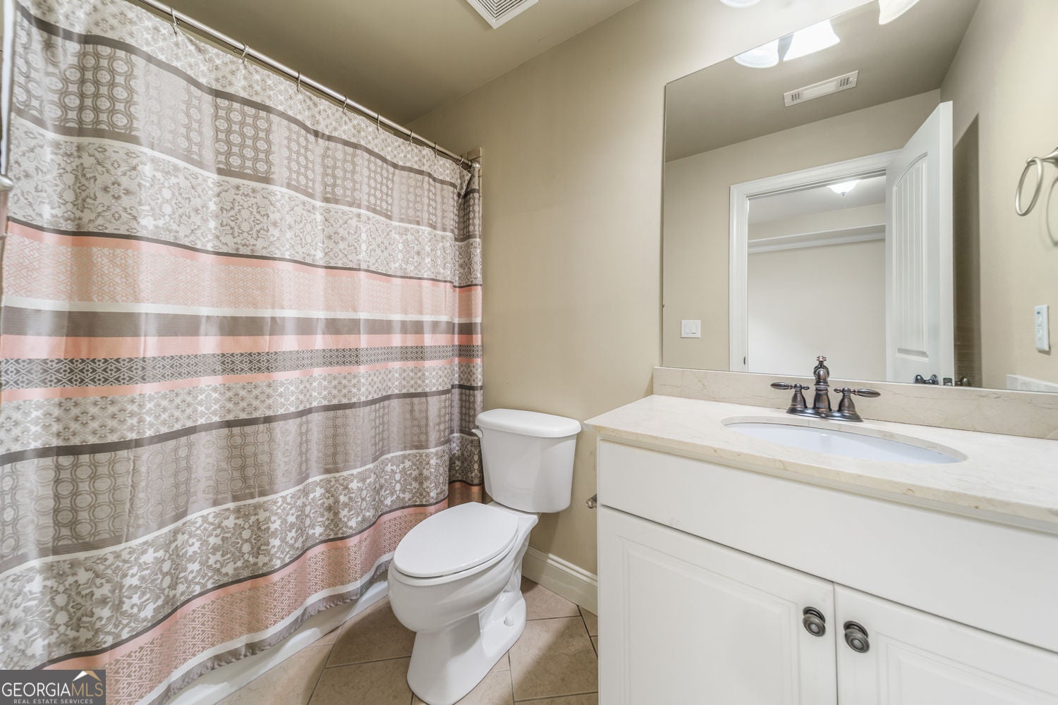 Snellville, Georgia, 30078, United States, 4 Bedrooms Bedrooms, ,5 BathroomsBathrooms,Residential,For Sale,1992513