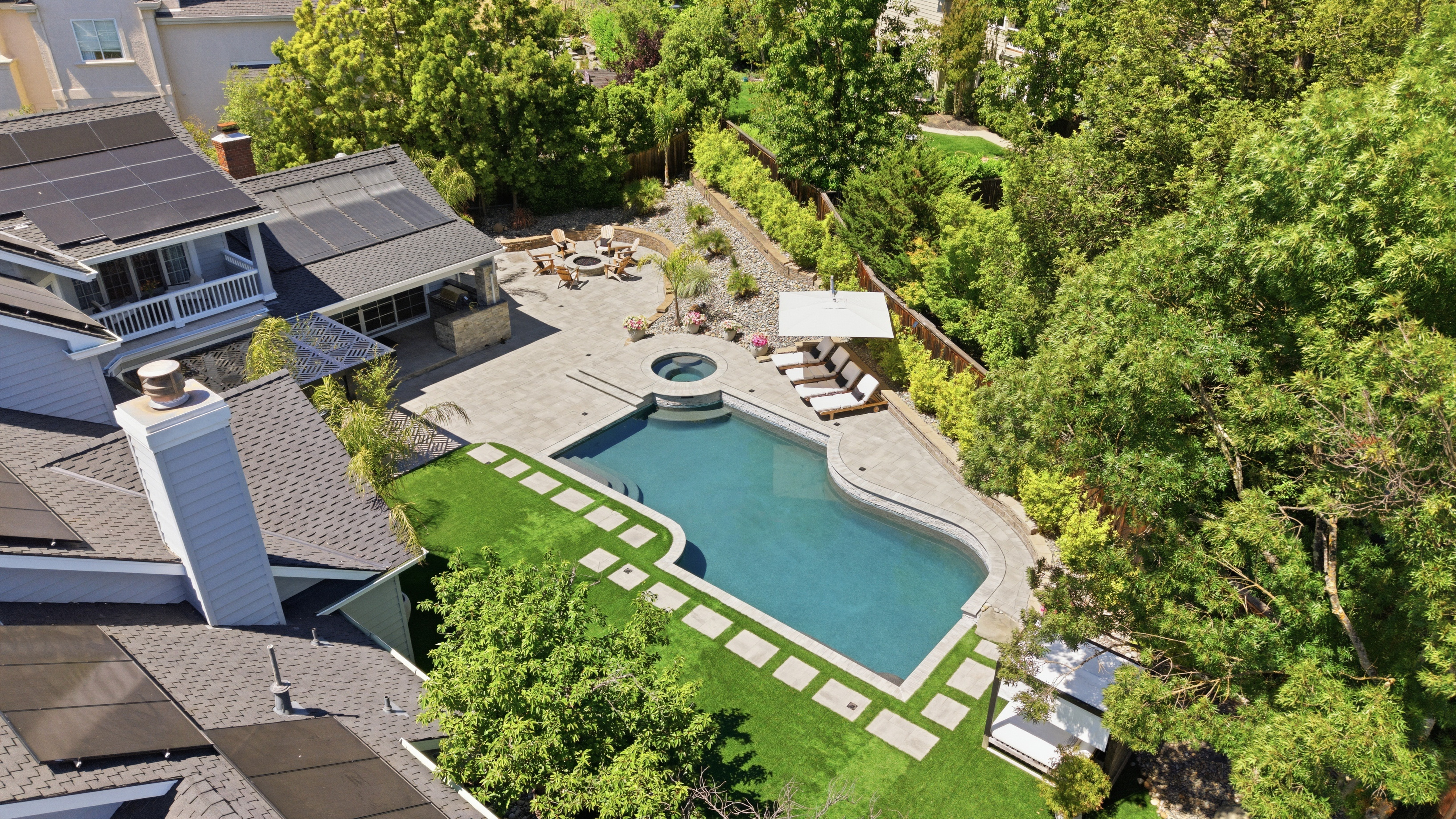 Timeless Transitional Estate with Resort-Style Backyard - 物件實景