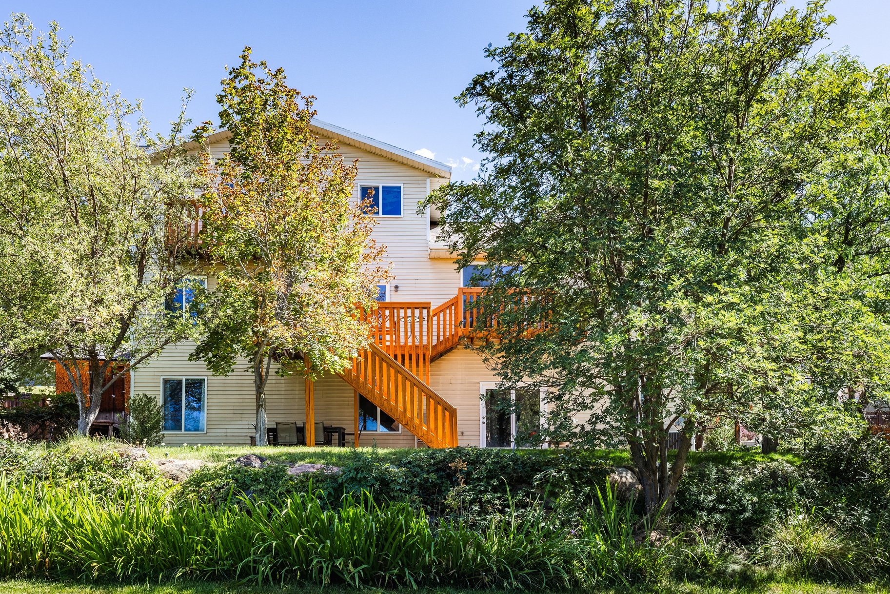  Large Multi-Level Sandy Home with Rentable Full Basement - 物件實景