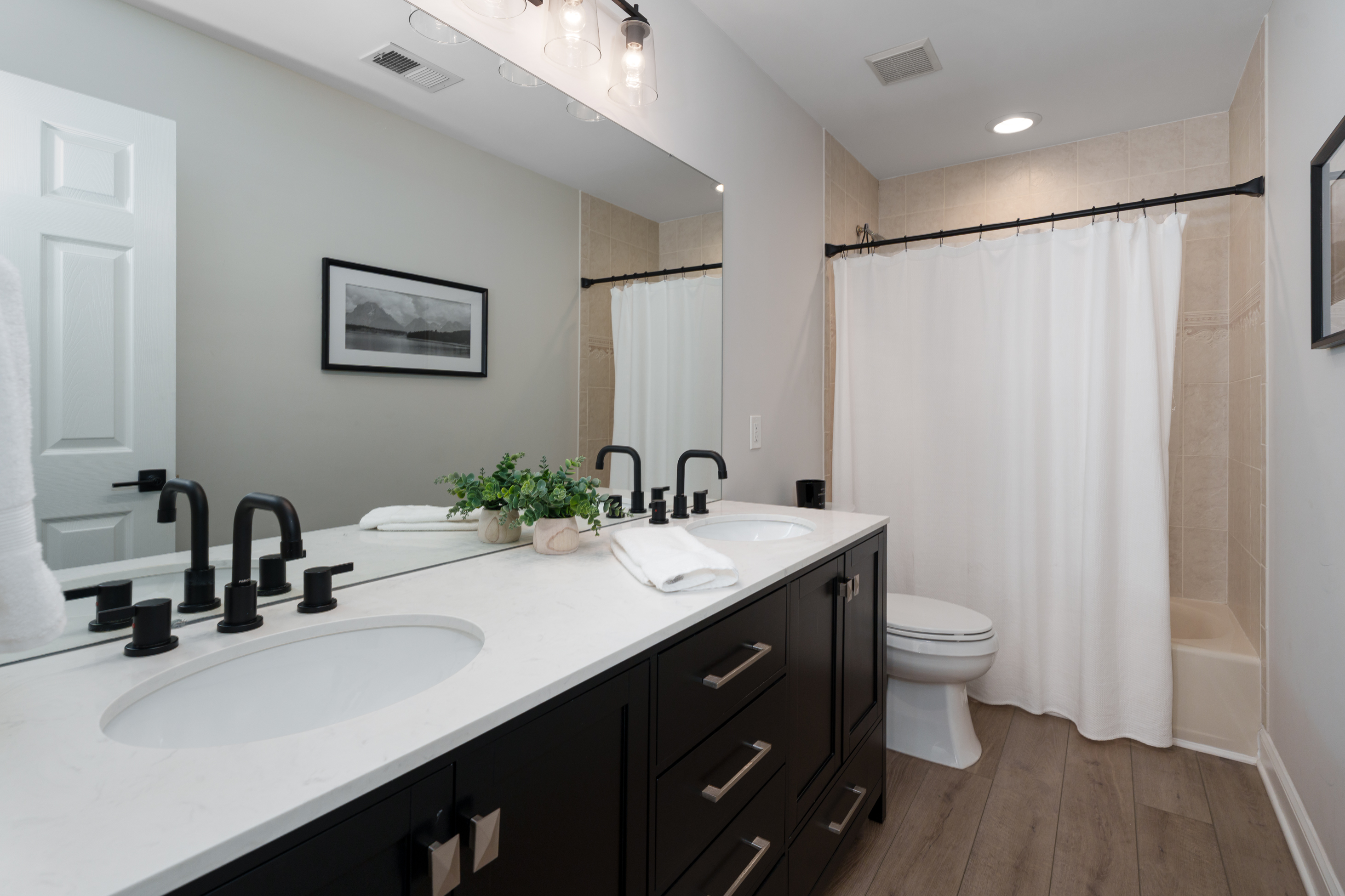  Turn-Key Town Center Home on a Picture-Perfect Lot - 物件實景