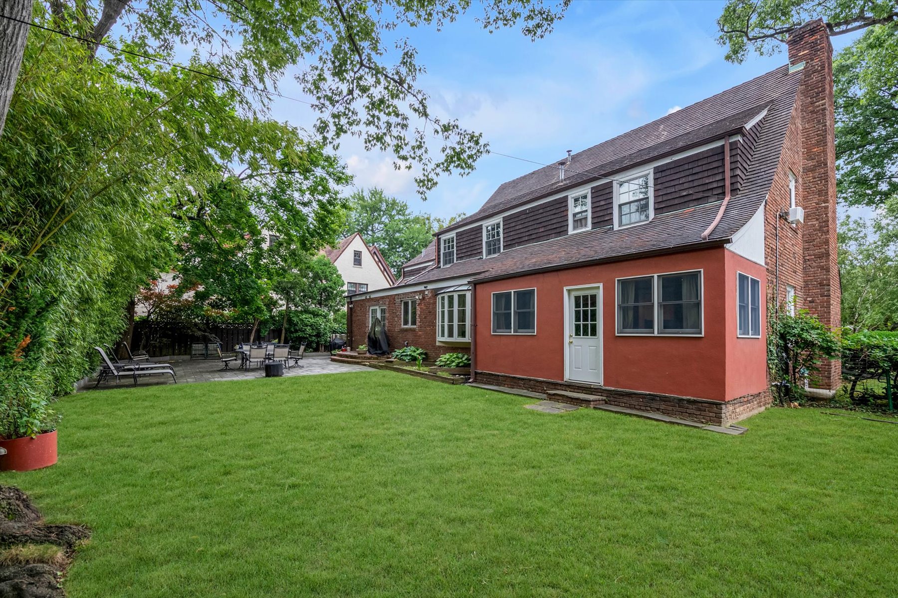  “DETACHED BRICK AND STONE HOME IN FOREST HILLS GARDENS? - 物件實景