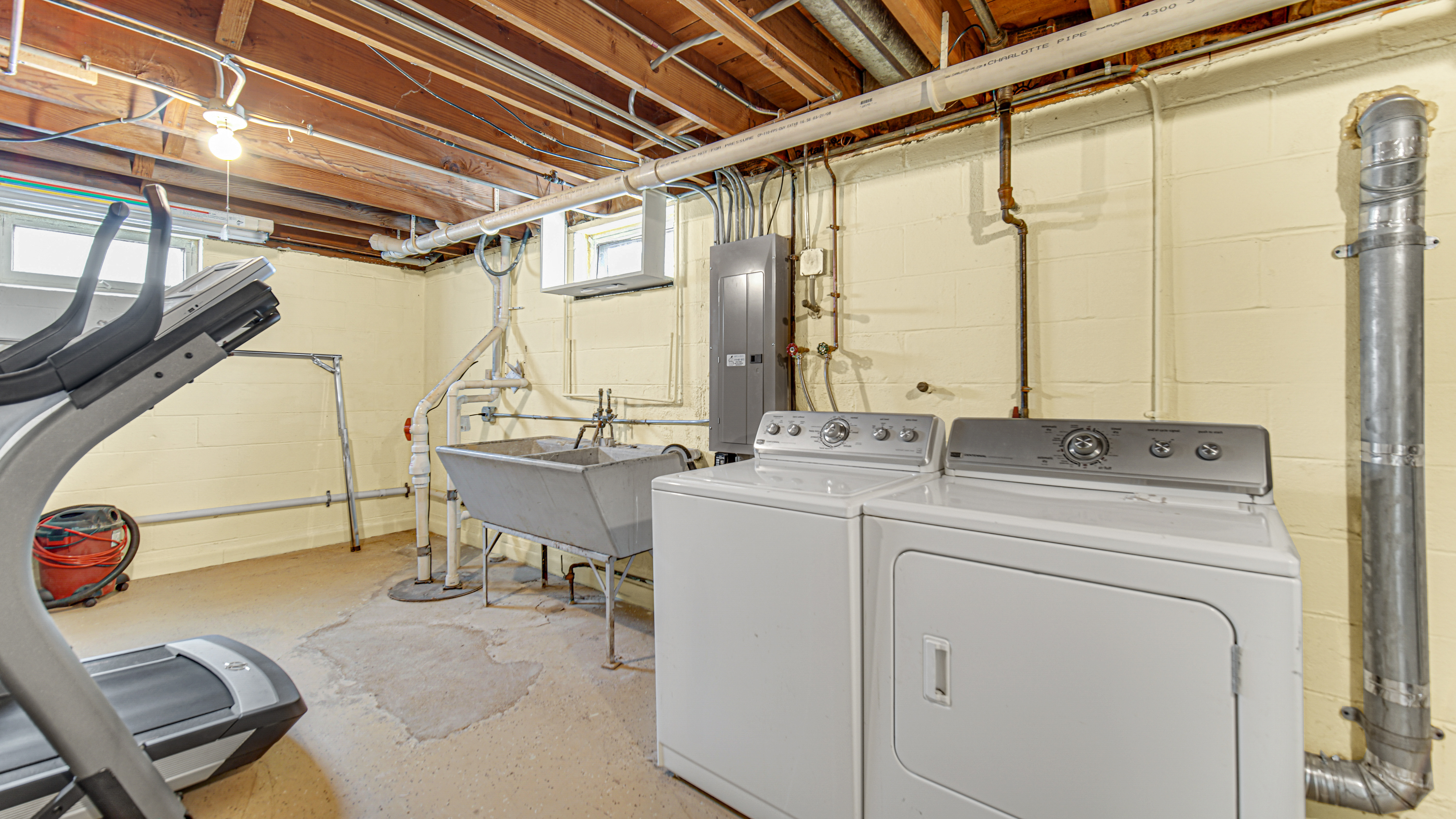  Meticulously Maintained Brick Ranch in Desirable Highland Location - 物件實景