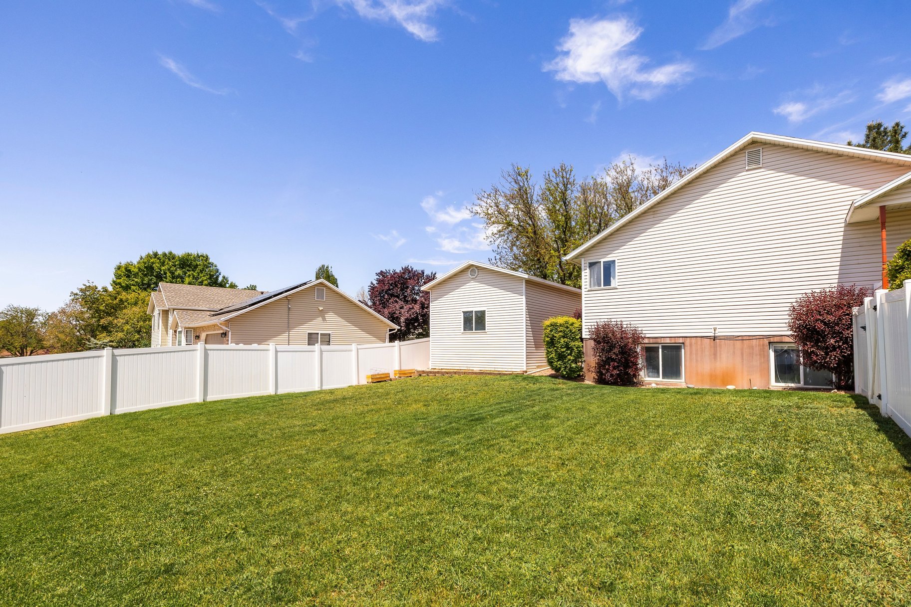  5 Bedroom, 3 Bath Home With One Of North Ogdens Best Porch Views - 物件實景