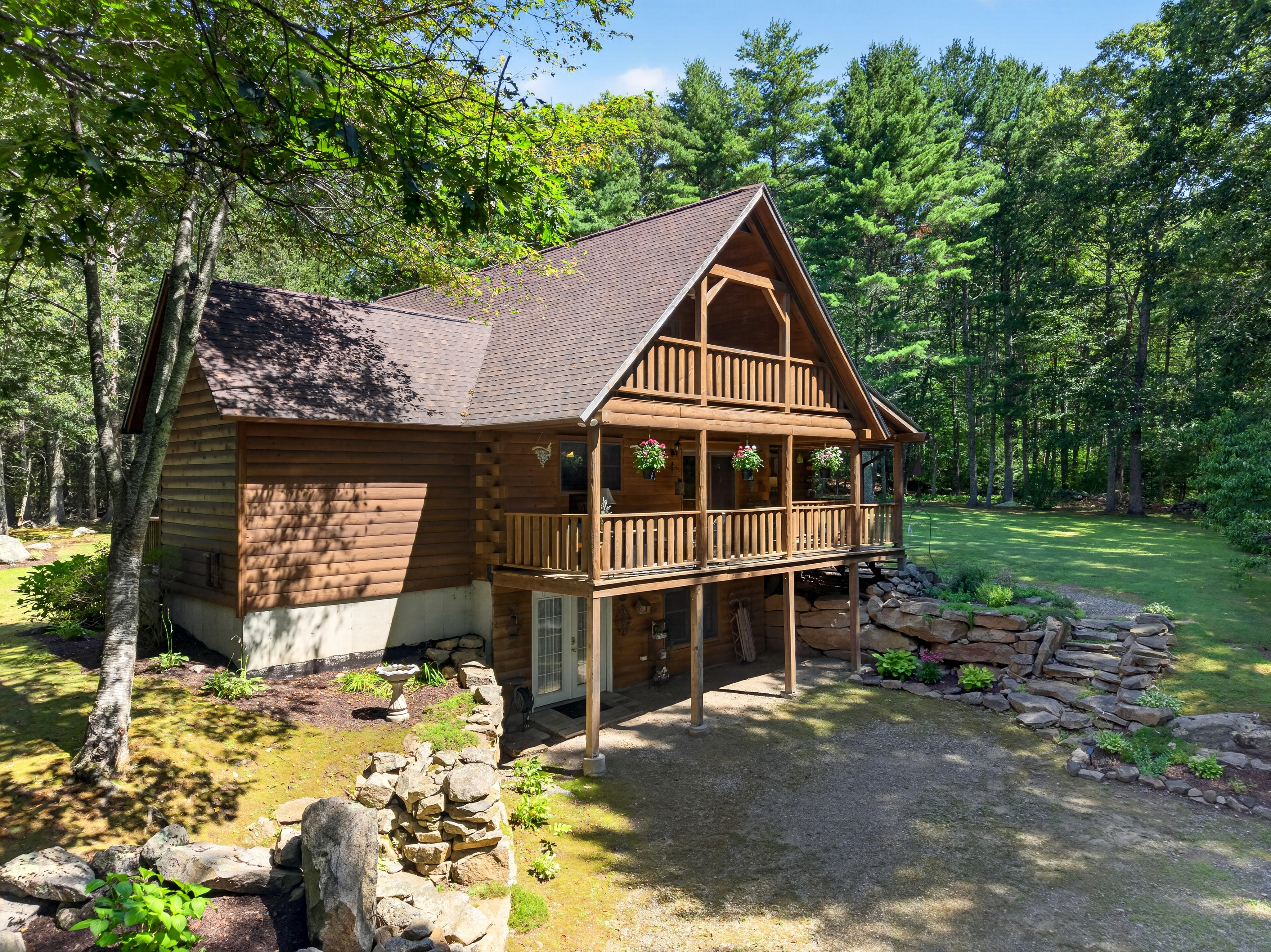  Tucked within four private, tranquil acres, this charming rustic log home offers - 物件實景