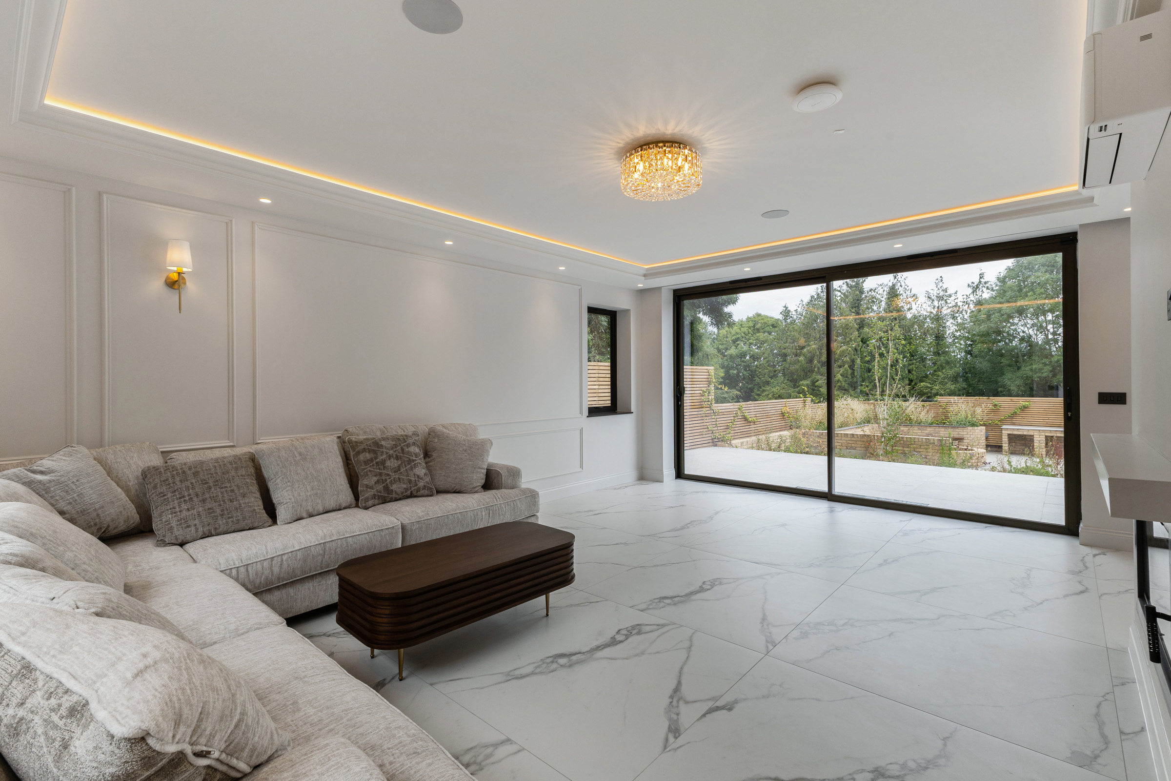  A Gated Contemporary House with an Indoor Swimming Pool - 物件實景