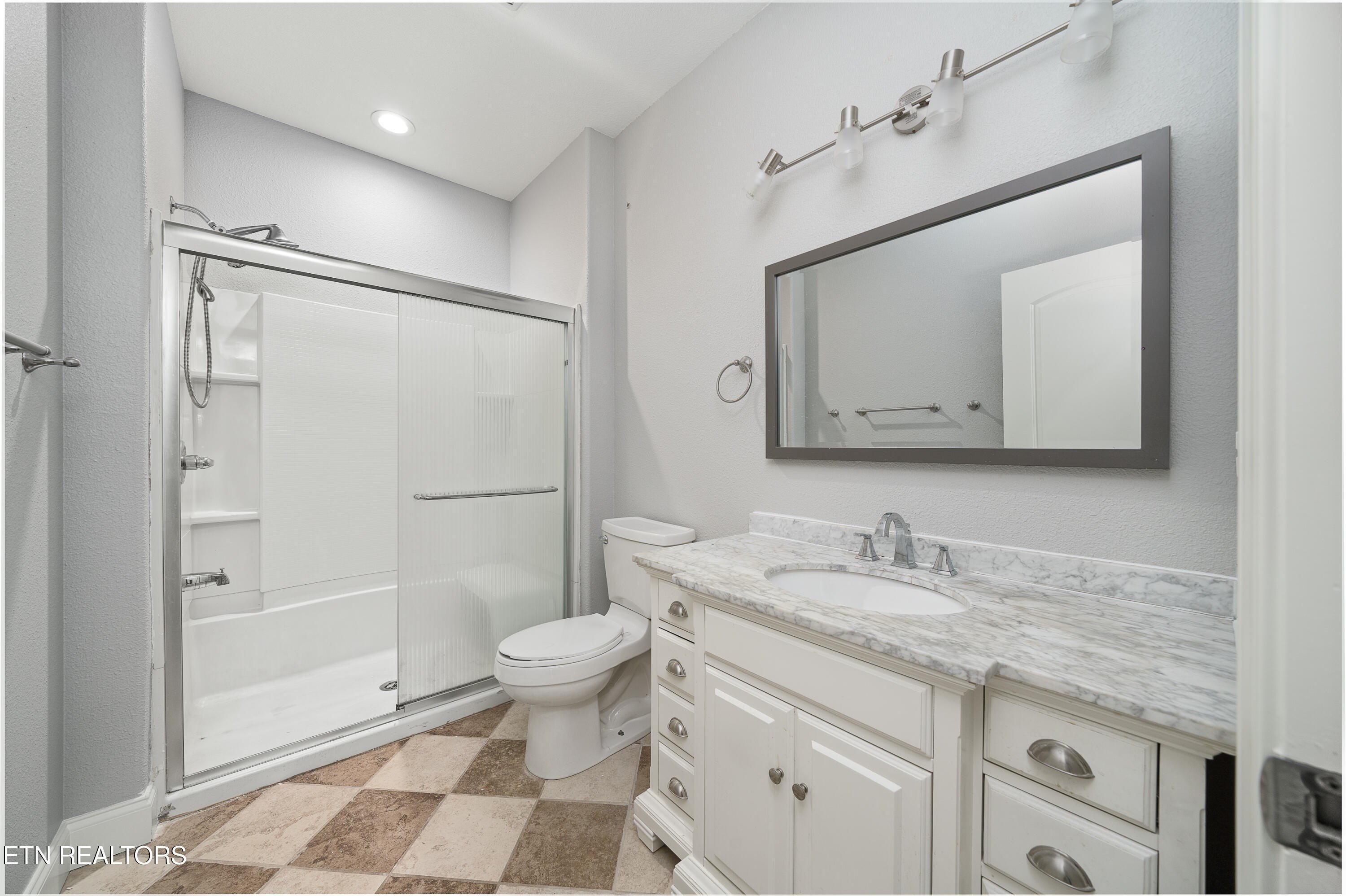 39 N Riverview Ln., Crossville, Tennessee, 38555, United States, 5 Bedrooms Bedrooms, ,5 BathroomsBathrooms,Residential,For Sale,39 N Riverview Ln.,1654091