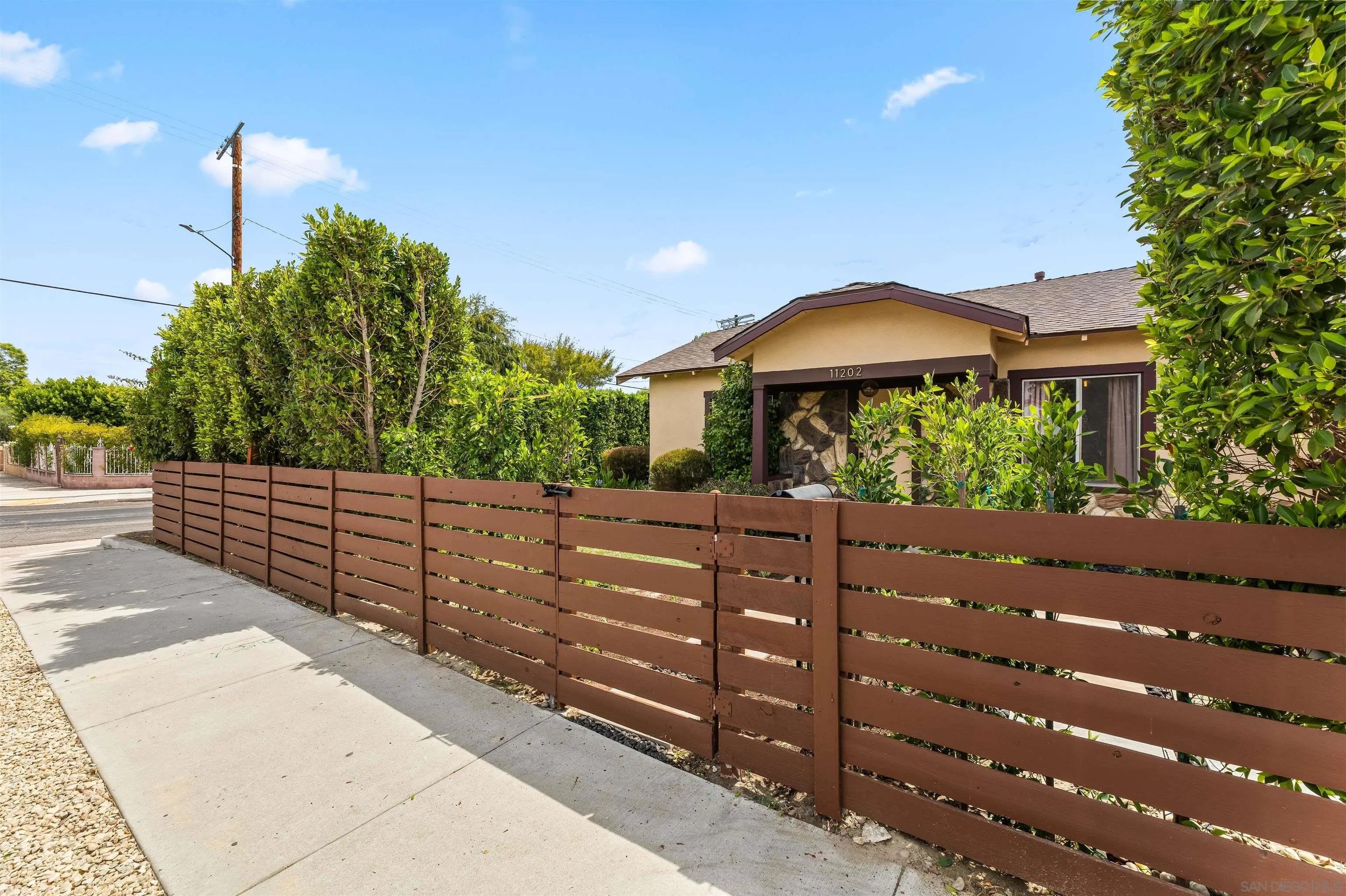 North Hollywood, California, 91601, United States, 2 Bedrooms Bedrooms, ,1 BathroomBathrooms,Residential,For Sale,1992001