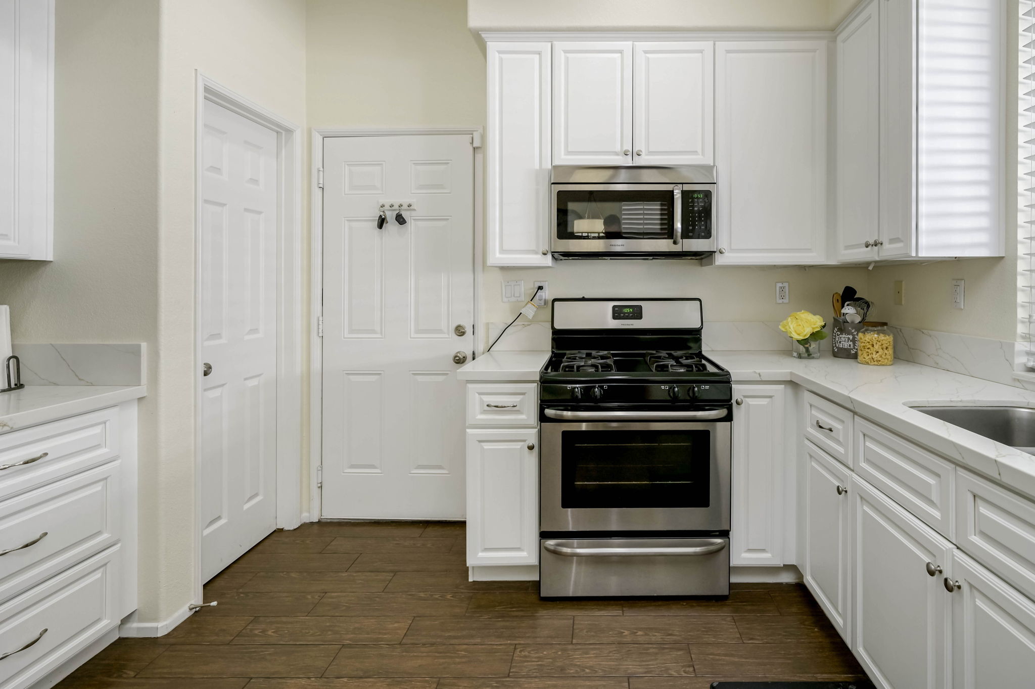 Corona, California, 92879, United States, 2 Bedrooms Bedrooms, ,3 BathroomsBathrooms,Residential,For Sale,2008178