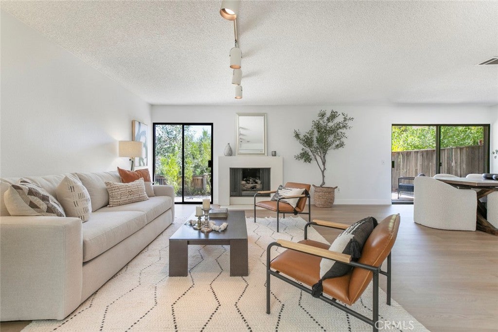 Glendale, California, 91206, United States, 2 Bedrooms Bedrooms, ,3 BathroomsBathrooms,Residential,For Sale,1941682