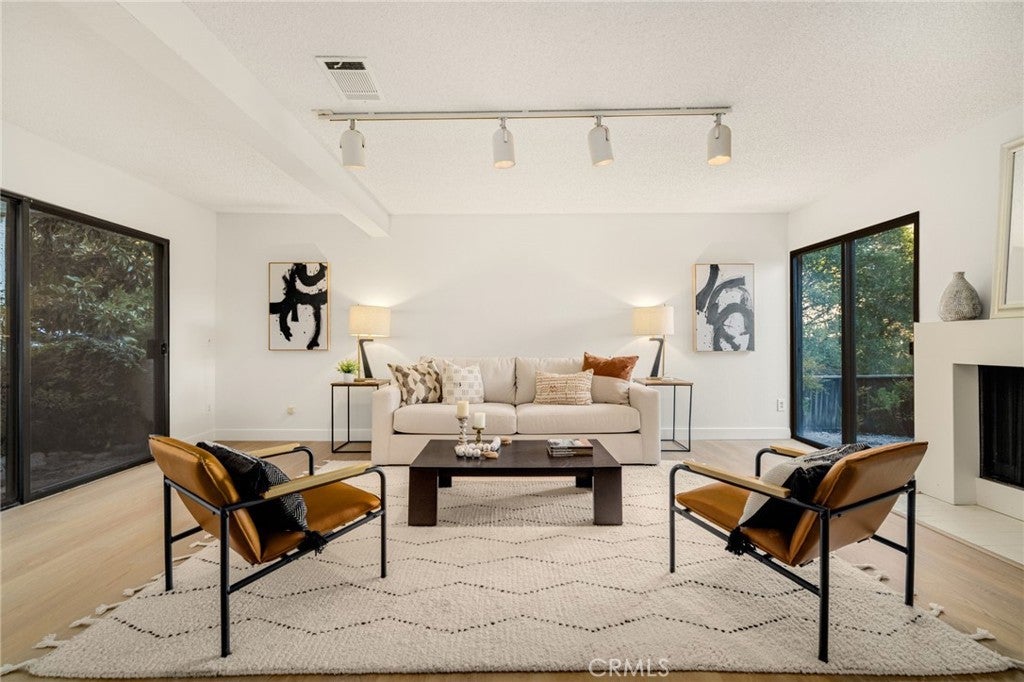 Glendale, California, 91206, United States, 2 Bedrooms Bedrooms, ,3 BathroomsBathrooms,Residential,For Sale,1941682