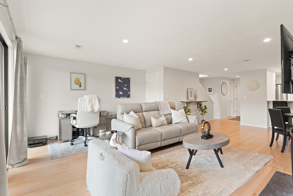 North Andover, Massachusetts, 01845, United States, 2 Bedrooms Bedrooms, ,2 BathroomsBathrooms,Residential,For Sale,1856023