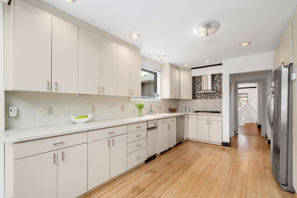 Newton, Massachusetts, 02468, United States, 4 Bedrooms Bedrooms, ,4 BathroomsBathrooms,Residential,For Sale,1942109