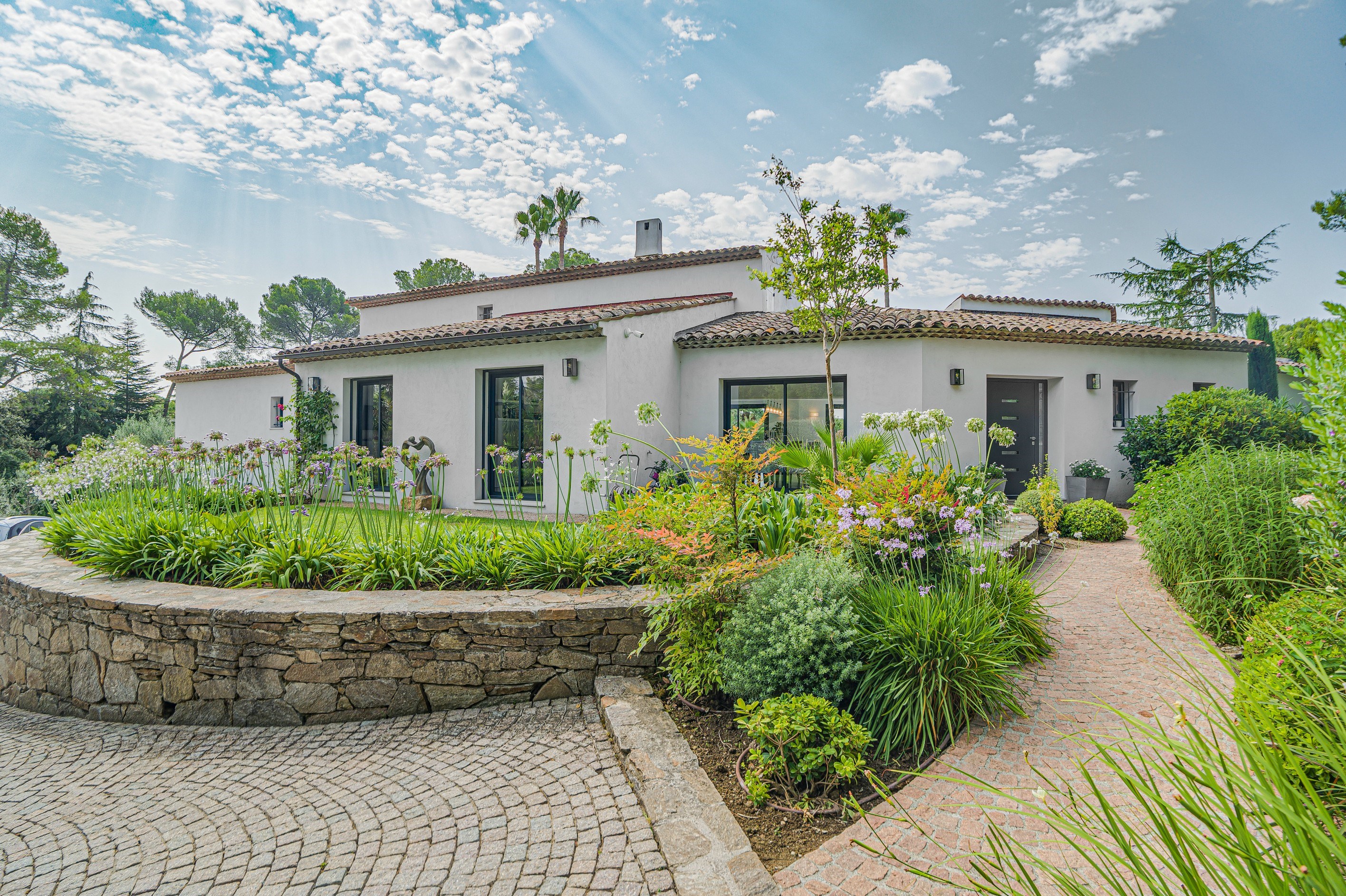  Mougins, renovated contemporary villa within the private estate Les Parcs de Mo… - 物件實景