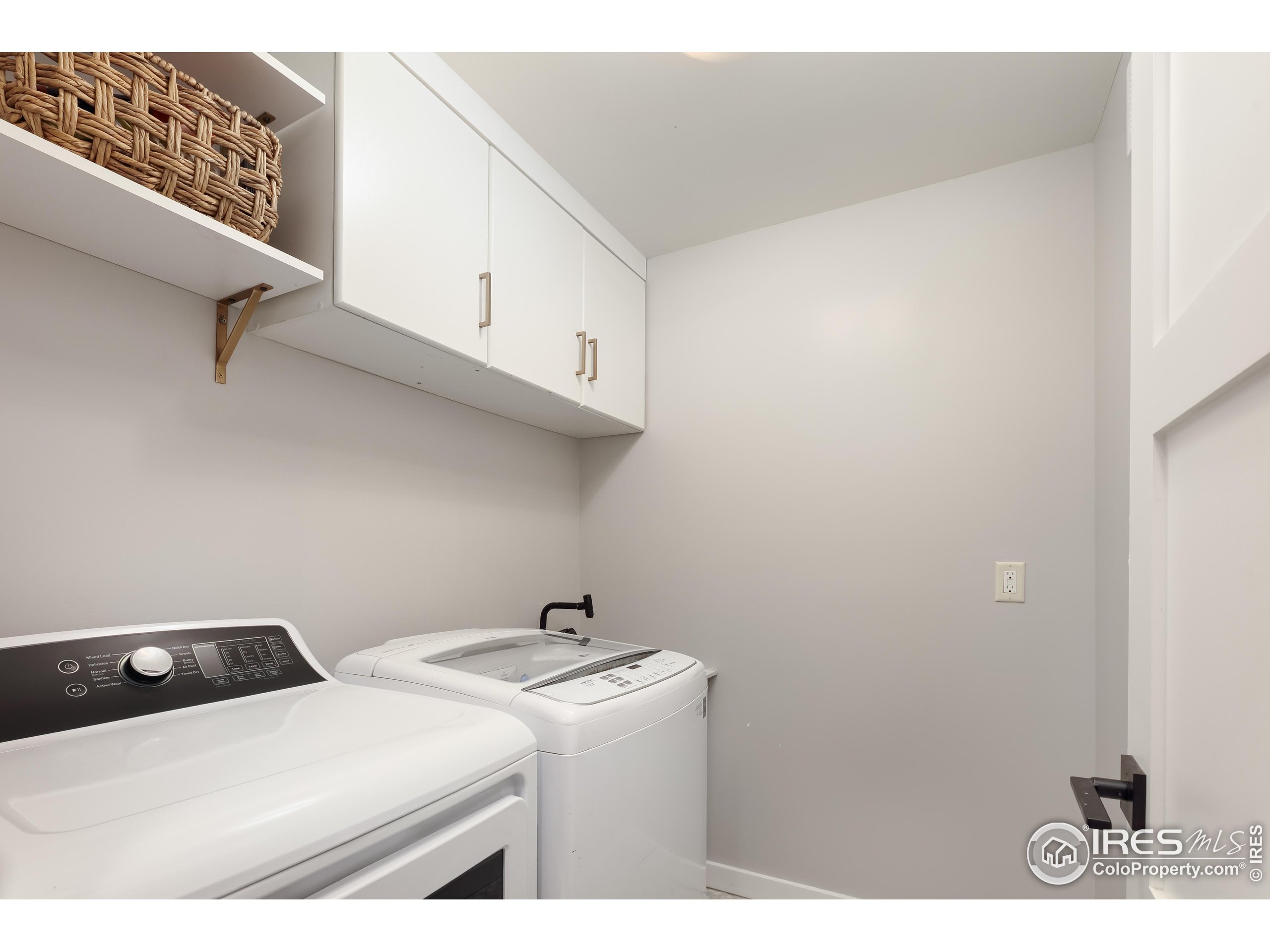 Lyons, Colorado, 80540, United States, 4 Bedrooms Bedrooms, ,2 BathroomsBathrooms,Residential,For Sale,1926189