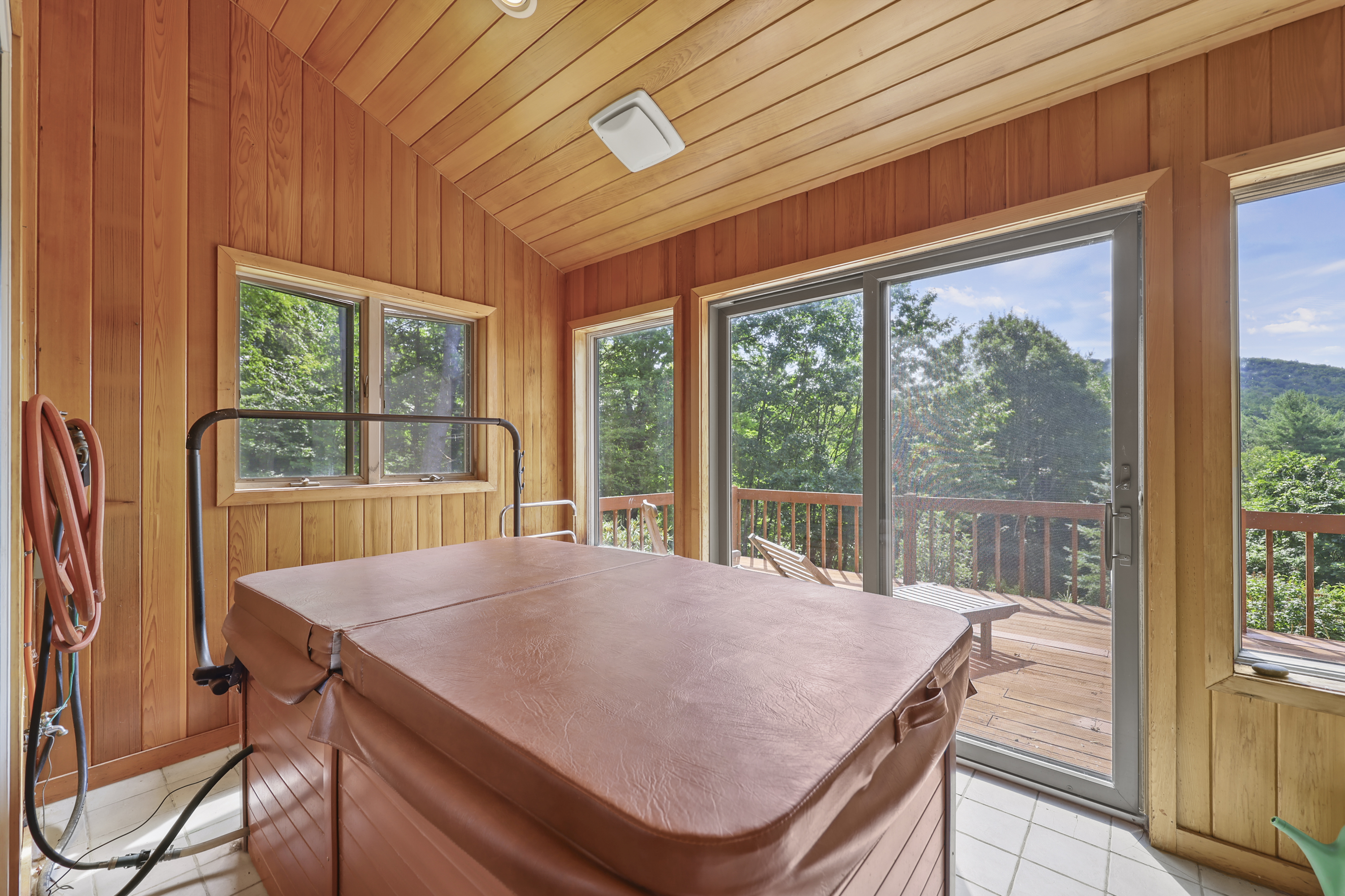  BUCOLIC COUNTRY SANCTUARY WITH MAJESTIC STONE FIREPLACE & DISTANT VIEWS - 物件實景