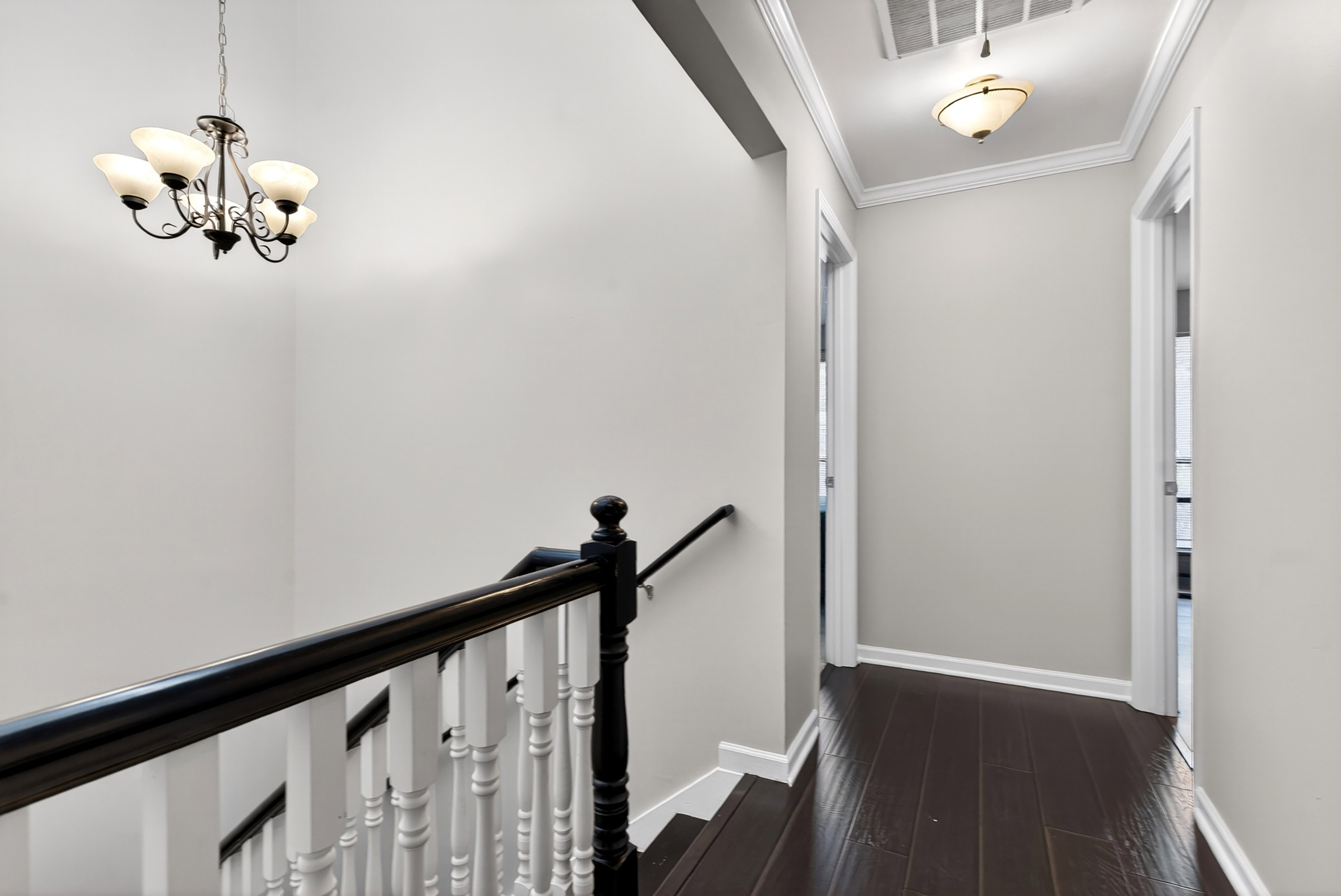  Townhouse-style Condo Offers Solid Value and Strong Upside Potential - 物件實景