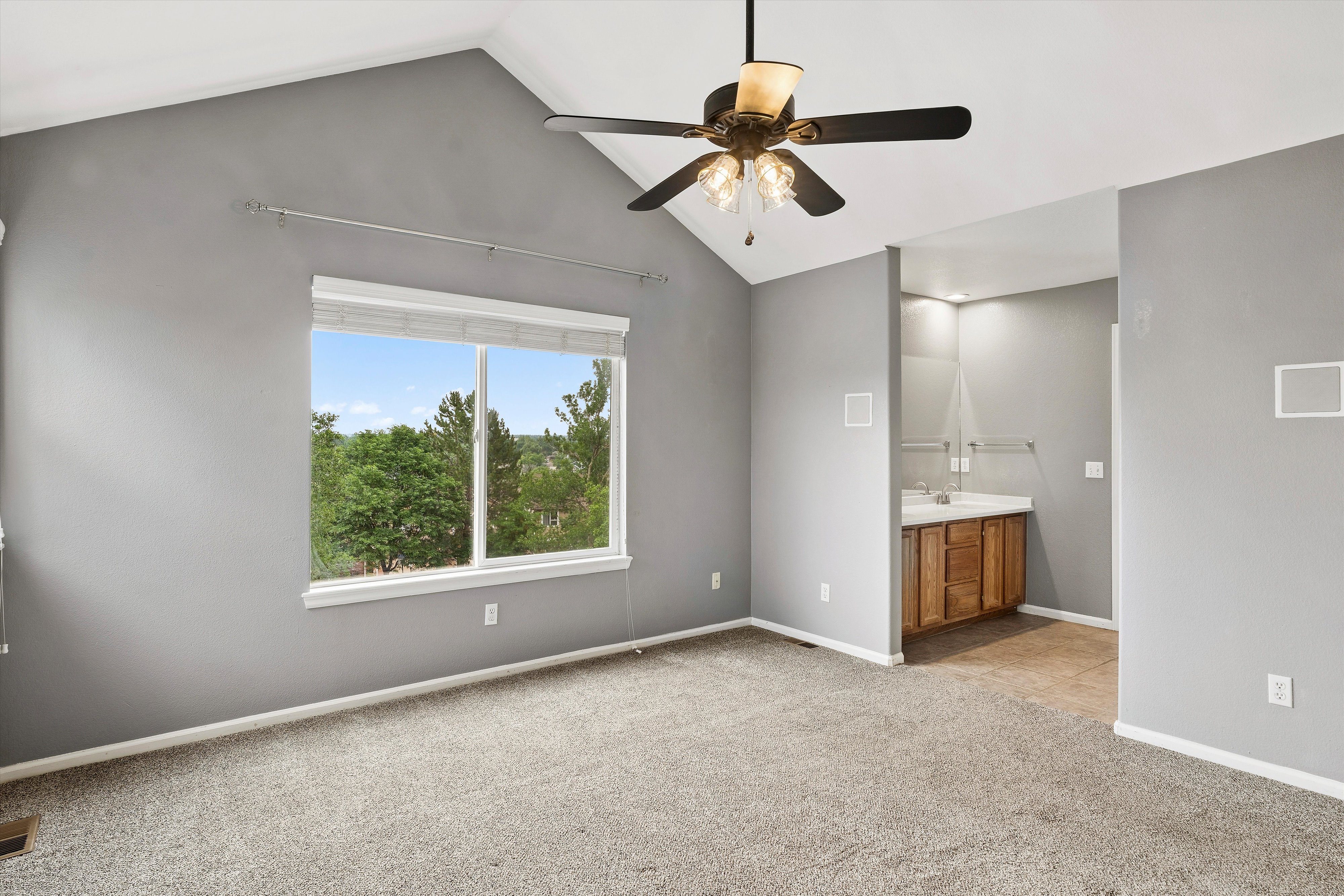  Beautifully maintained three-level townhome - 物件實景