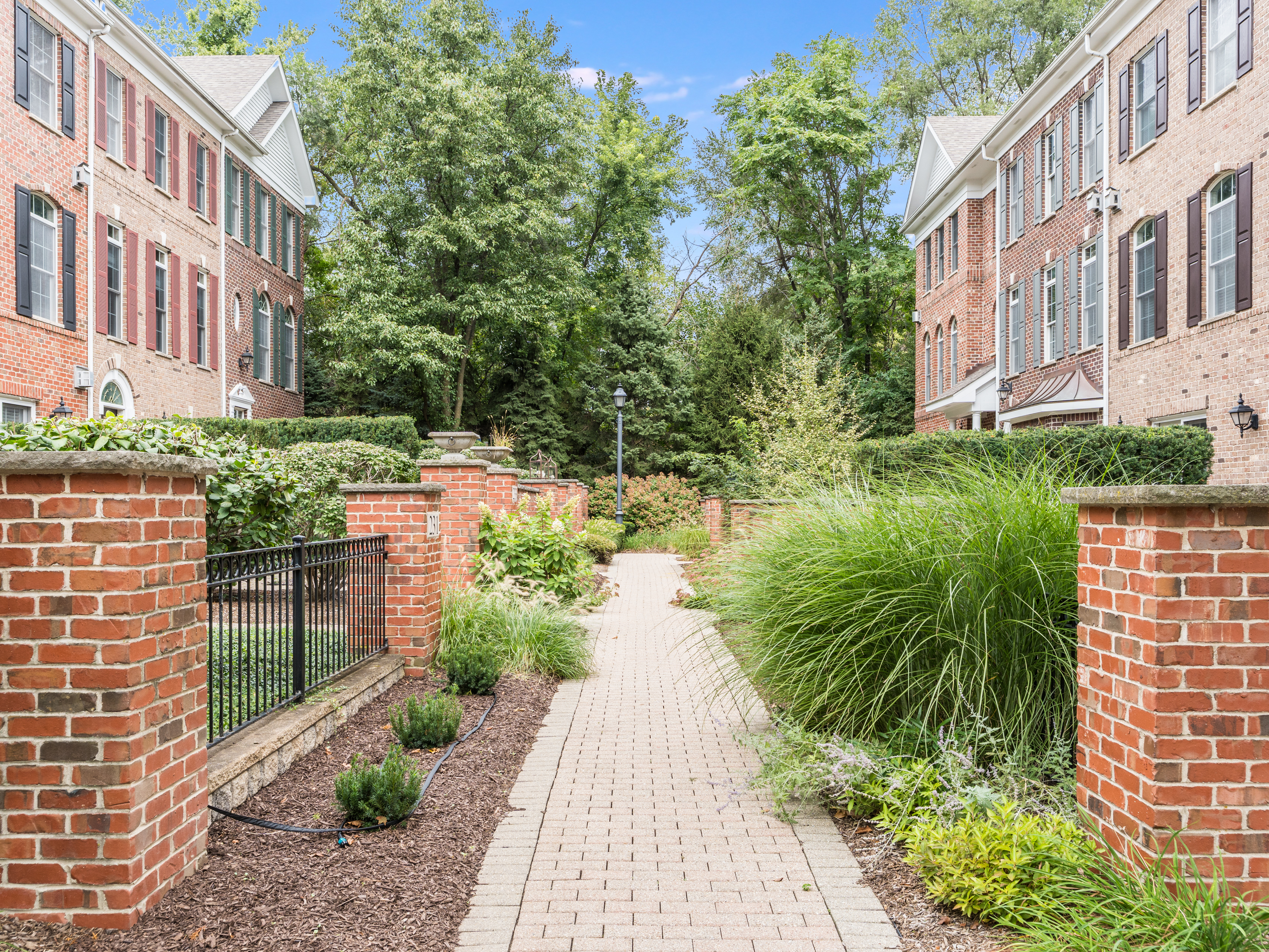  Highly Desirable Naperville Station End Unit - 物件實景