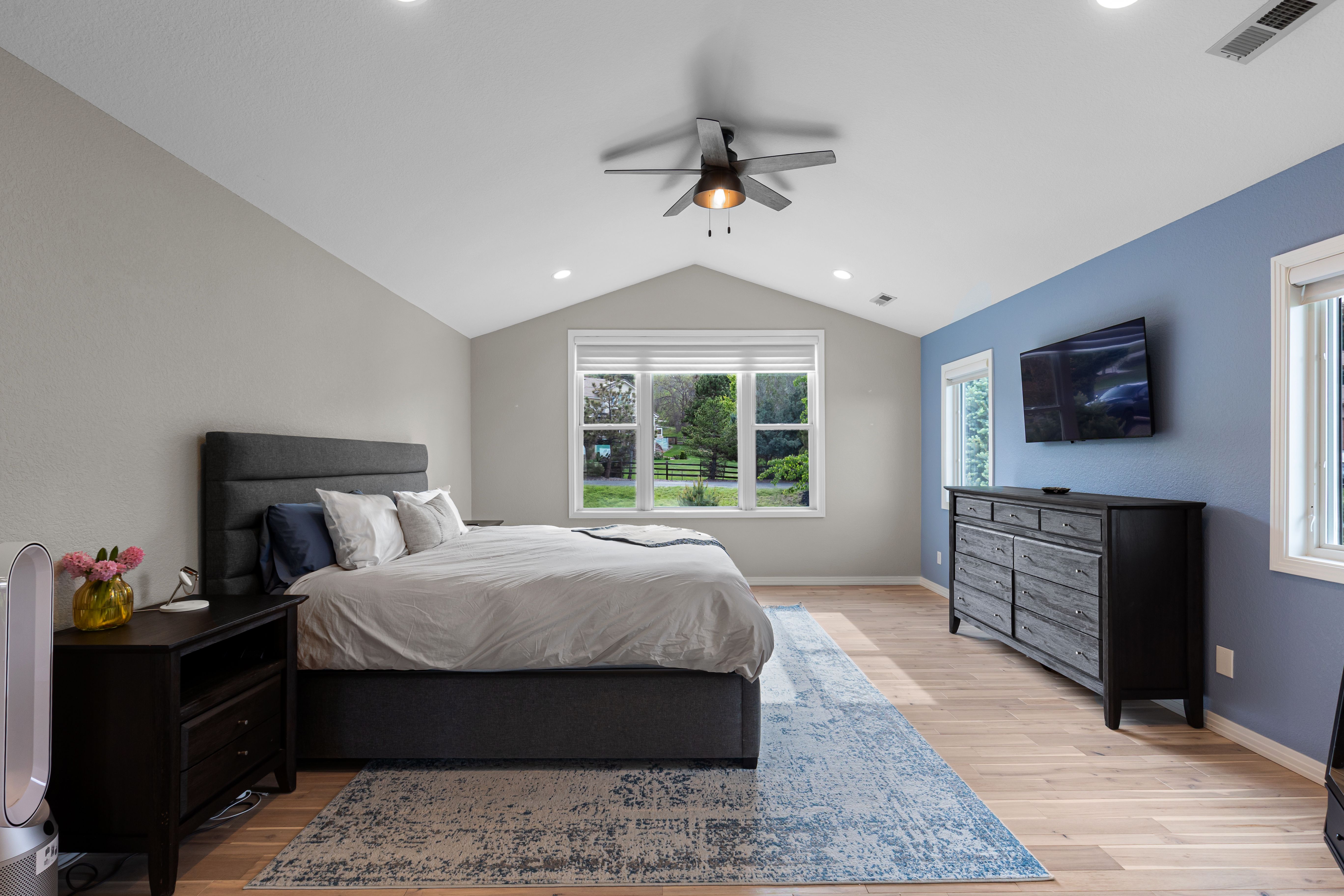  Stunning two-story walkout on a rare usable ¾-acre lot - 物件實景