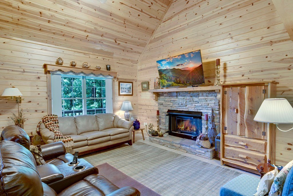 Hiawassee, Georgia, 30546, United States, 2 Bedrooms Bedrooms, ,3 BathroomsBathrooms,Residential,For Sale,1920293