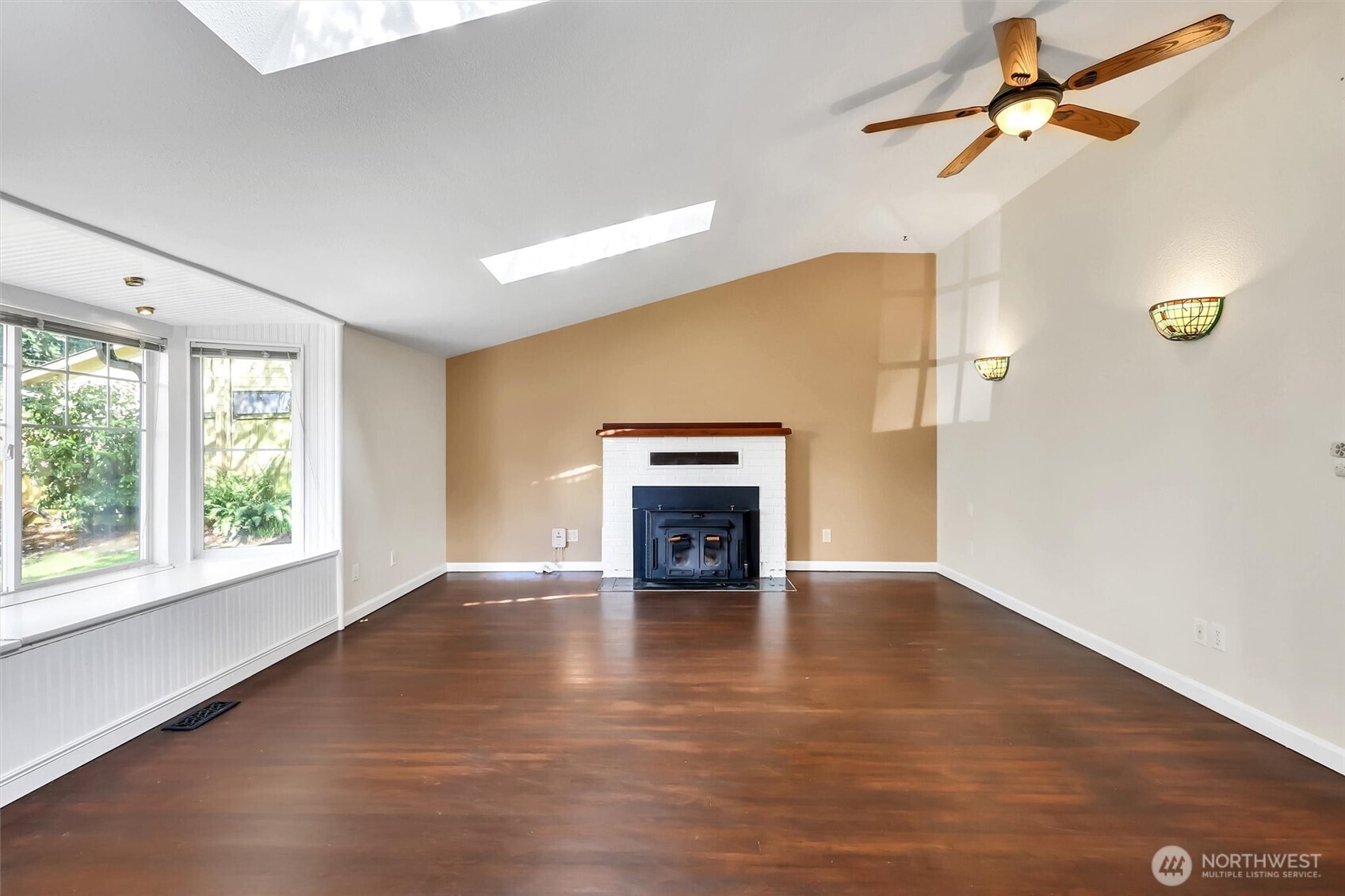 Seattle, Washington, 98133, United States, 2 Bedrooms Bedrooms, ,2 BathroomsBathrooms,Residential,For Sale,2025444