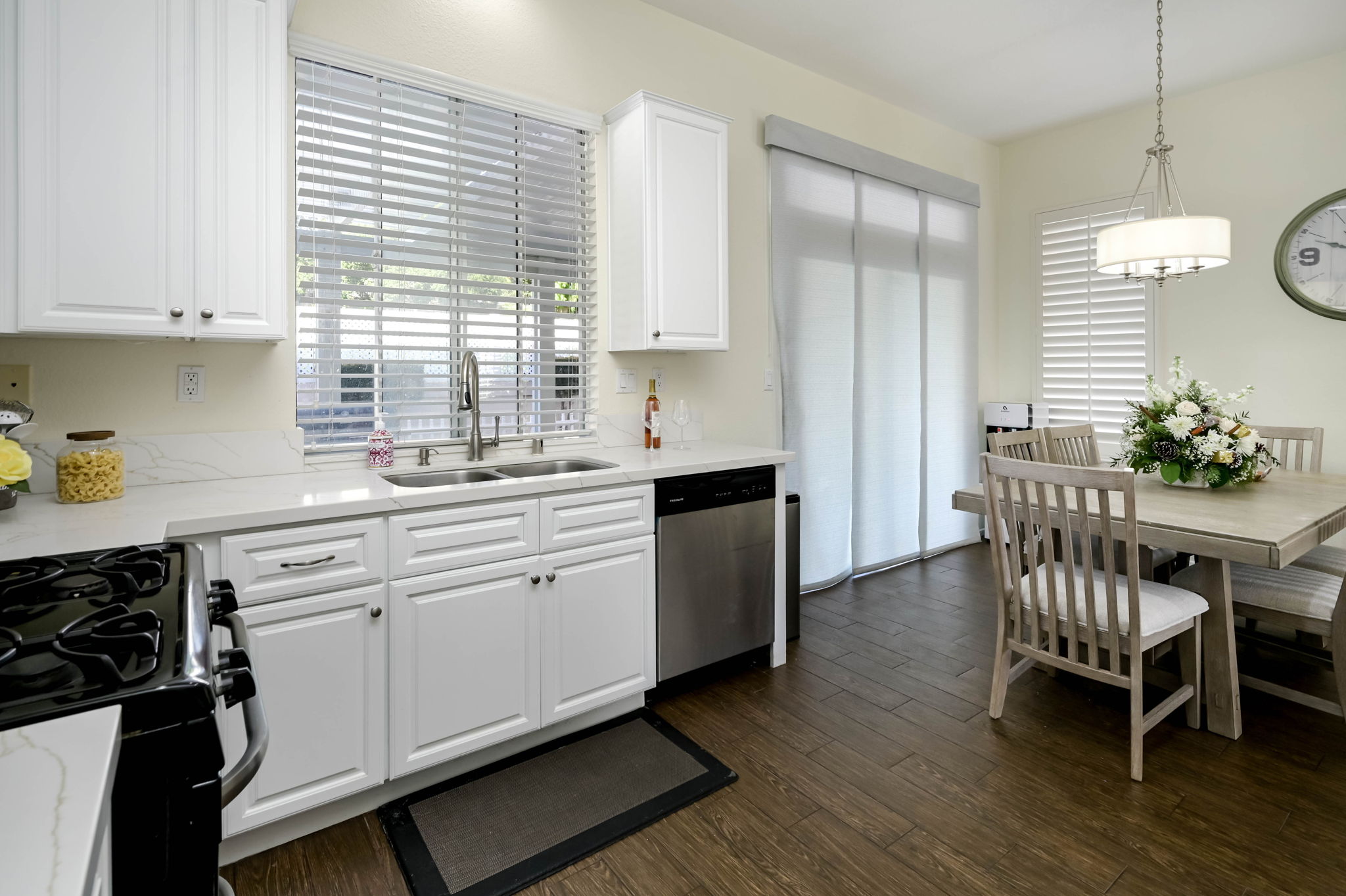 Corona, California, 92879, United States, 2 Bedrooms Bedrooms, ,3 BathroomsBathrooms,Residential,For Sale,2008178