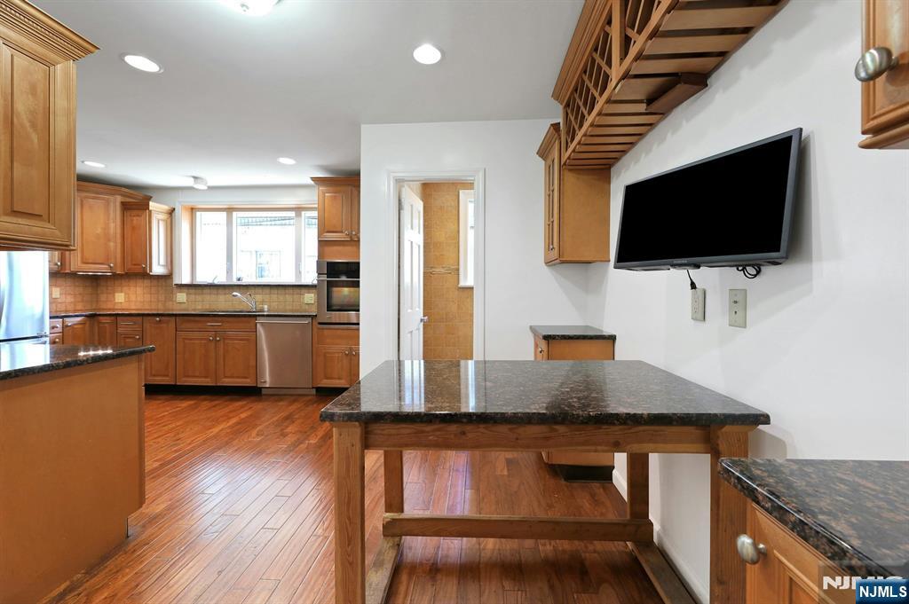 Leonia, New Jersey, 07605, United States, 5 Bedrooms Bedrooms, ,4 BathroomsBathrooms,Residential,For Sale,1934270