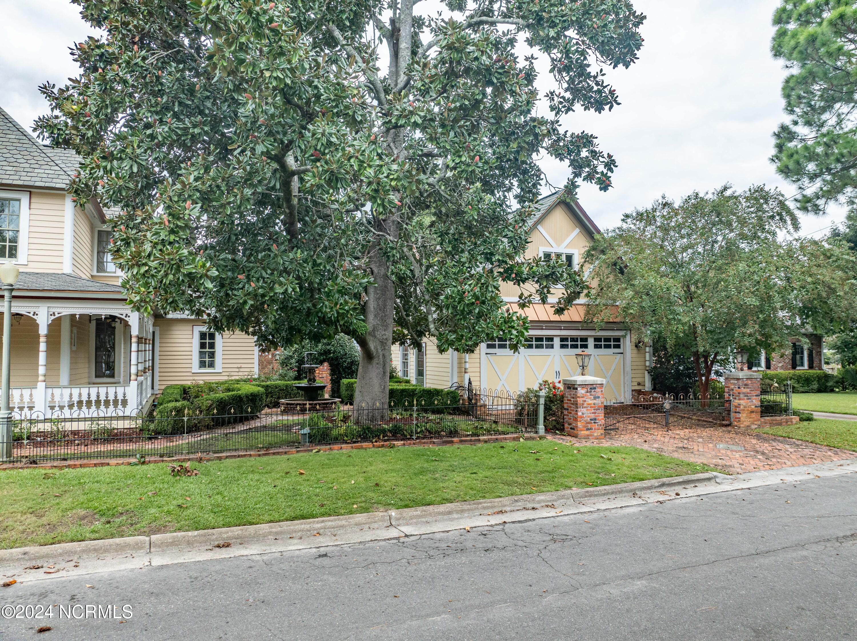 122 S Academy Street, Washington, North Carolina, 27889, United States, 3 Bedrooms Bedrooms, ,4 BathroomsBathrooms,Residential,For Sale,122 S Academy Street,1639244