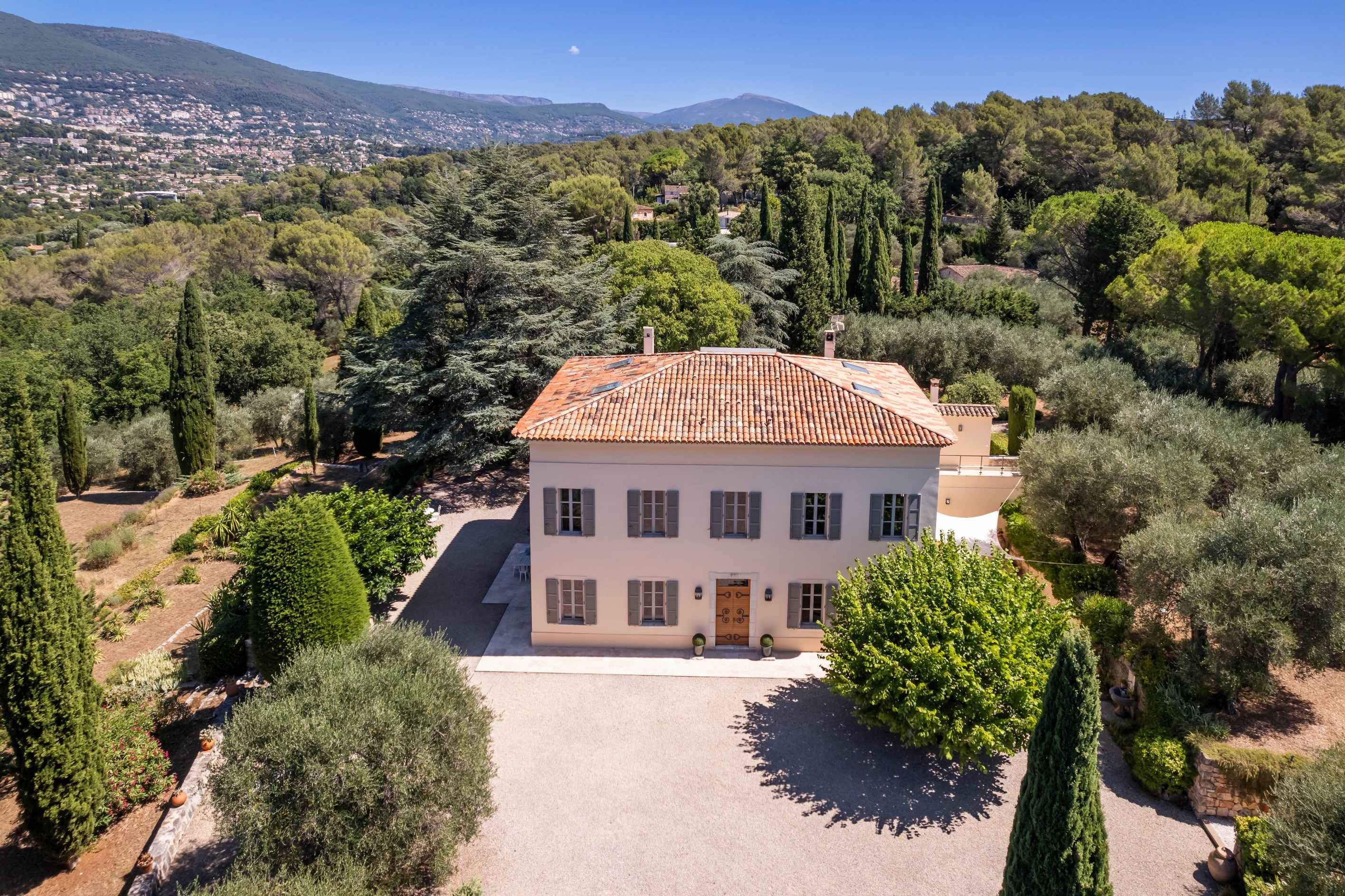 Renovated bastide with annex and swimming pool, 2 hectares in Grasse - 物件實景