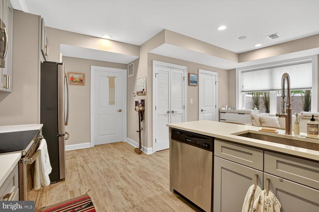 Washington, District of Columbia, 20002, United States, 2 Bedrooms Bedrooms, ,2 BathroomsBathrooms,Residential,For Sale,1984069