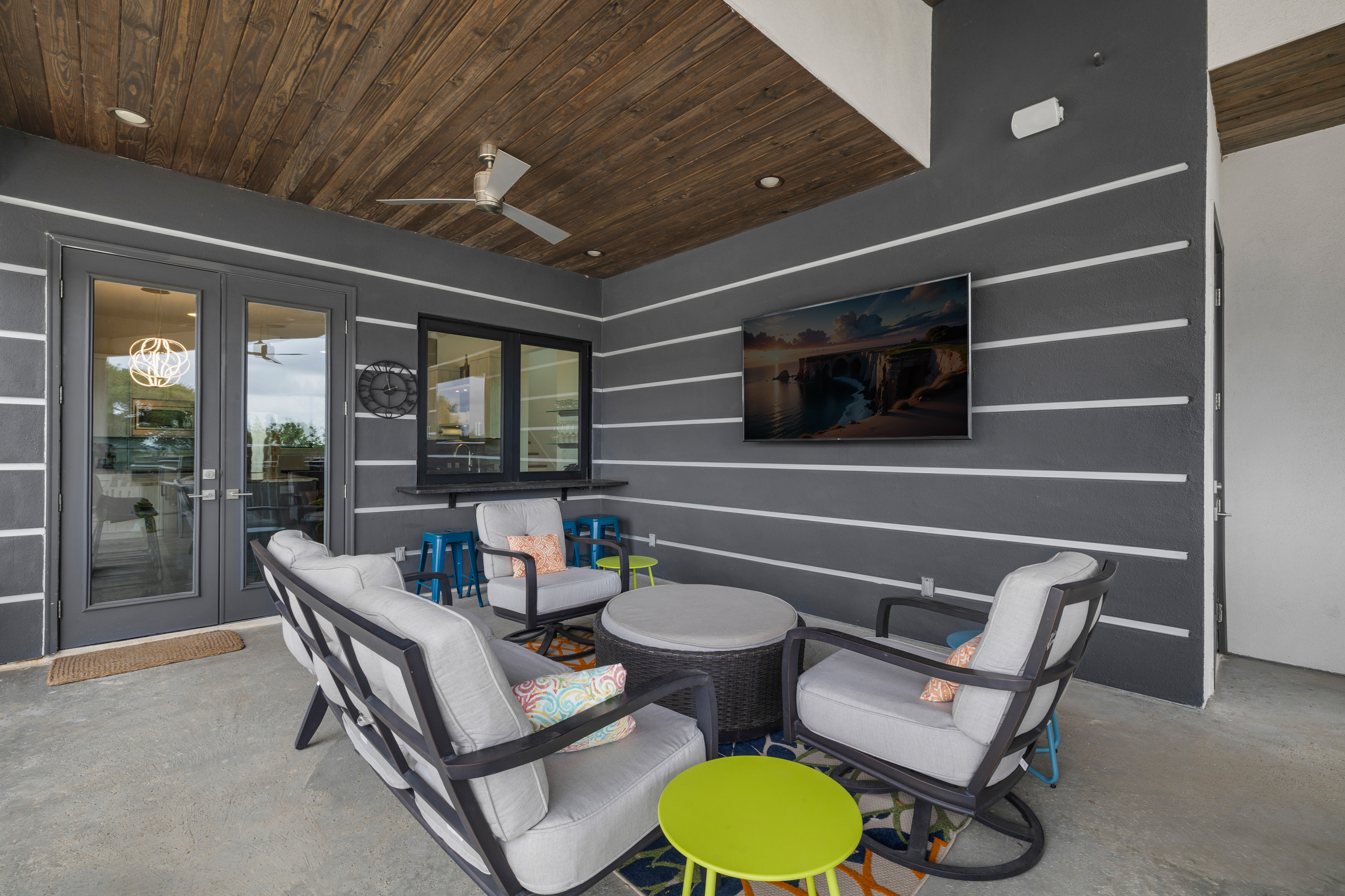  Custom Contemporary with Designer Finishes - 物件實景