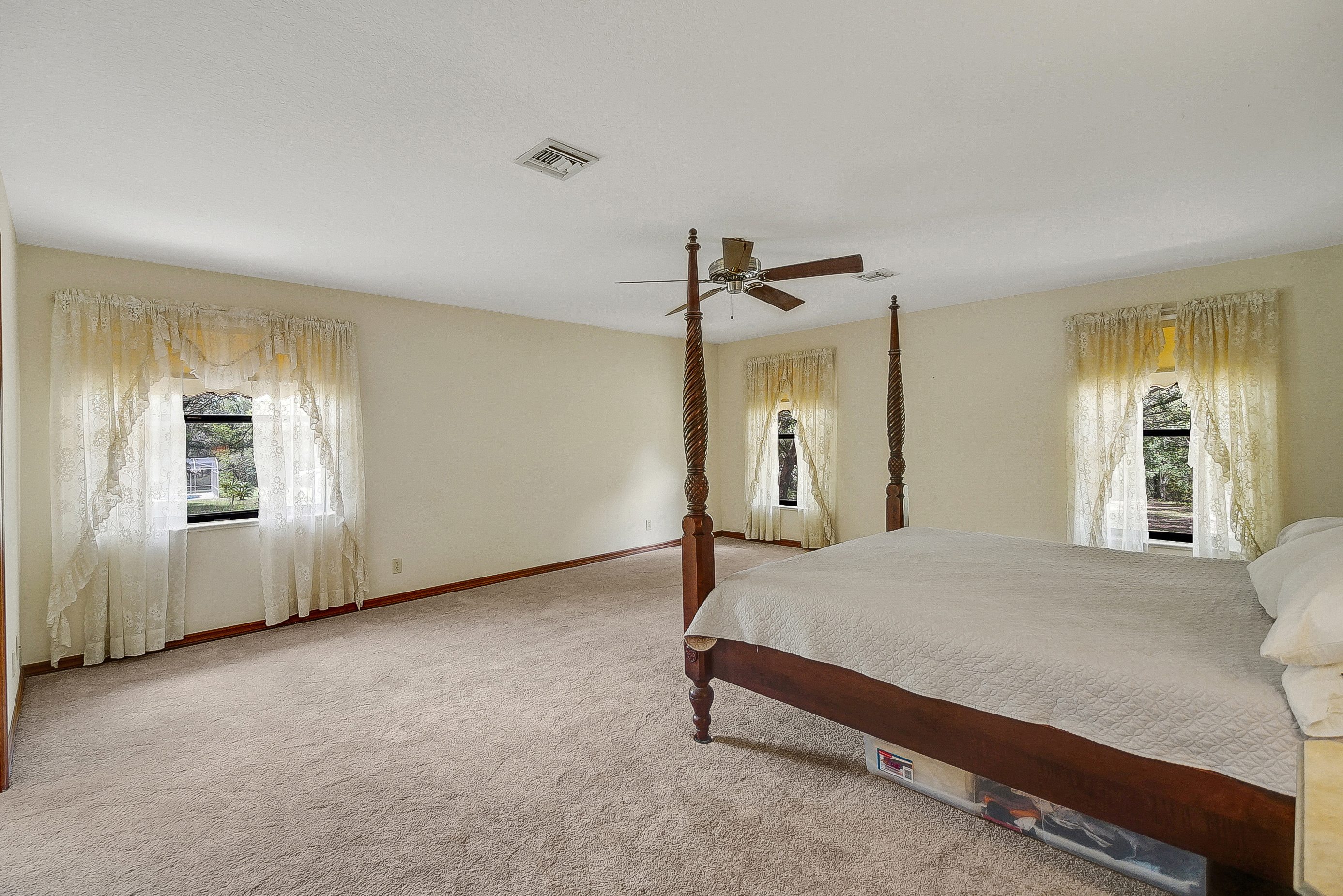 Lady Lake, Florida, 32159, United States, 4 Bedrooms Bedrooms, ,2 BathroomsBathrooms,Residential,For Sale,1873535