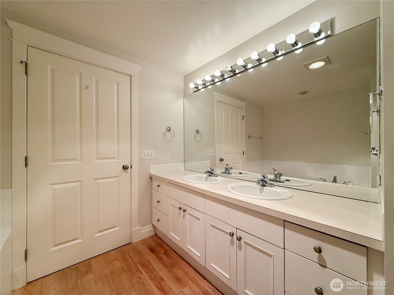 Seattle, Washington, 98199, United States, 2 Bedrooms Bedrooms, ,2 BathroomsBathrooms,Residential,For Sale,1998724