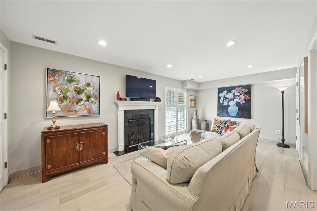 St Louis, Missouri, 63108, United States, 4 Bedrooms Bedrooms, ,5 BathroomsBathrooms,Residential,For Sale,1941664