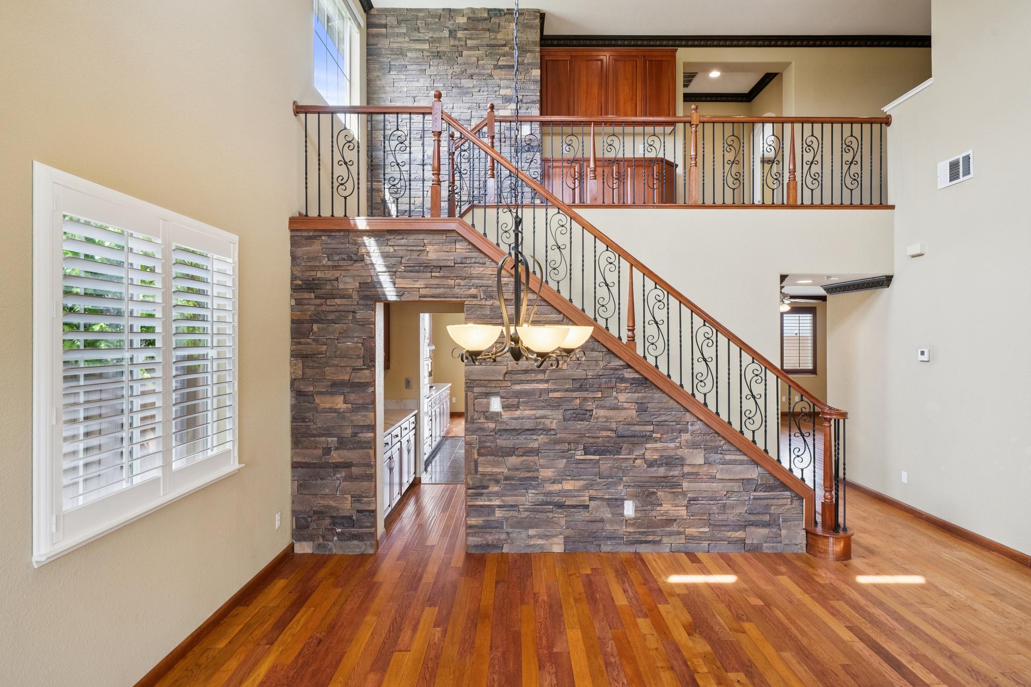  Gorgeous Two-Story Oakley Home - 物件實景