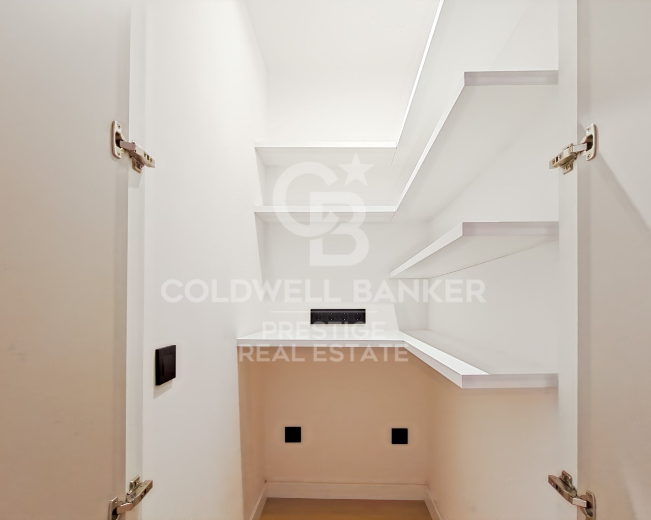 Barcelona, Catalonia, ES, 4 Bedrooms Bedrooms, ,2 BathroomsBathrooms,Residential,For Sale,1708054