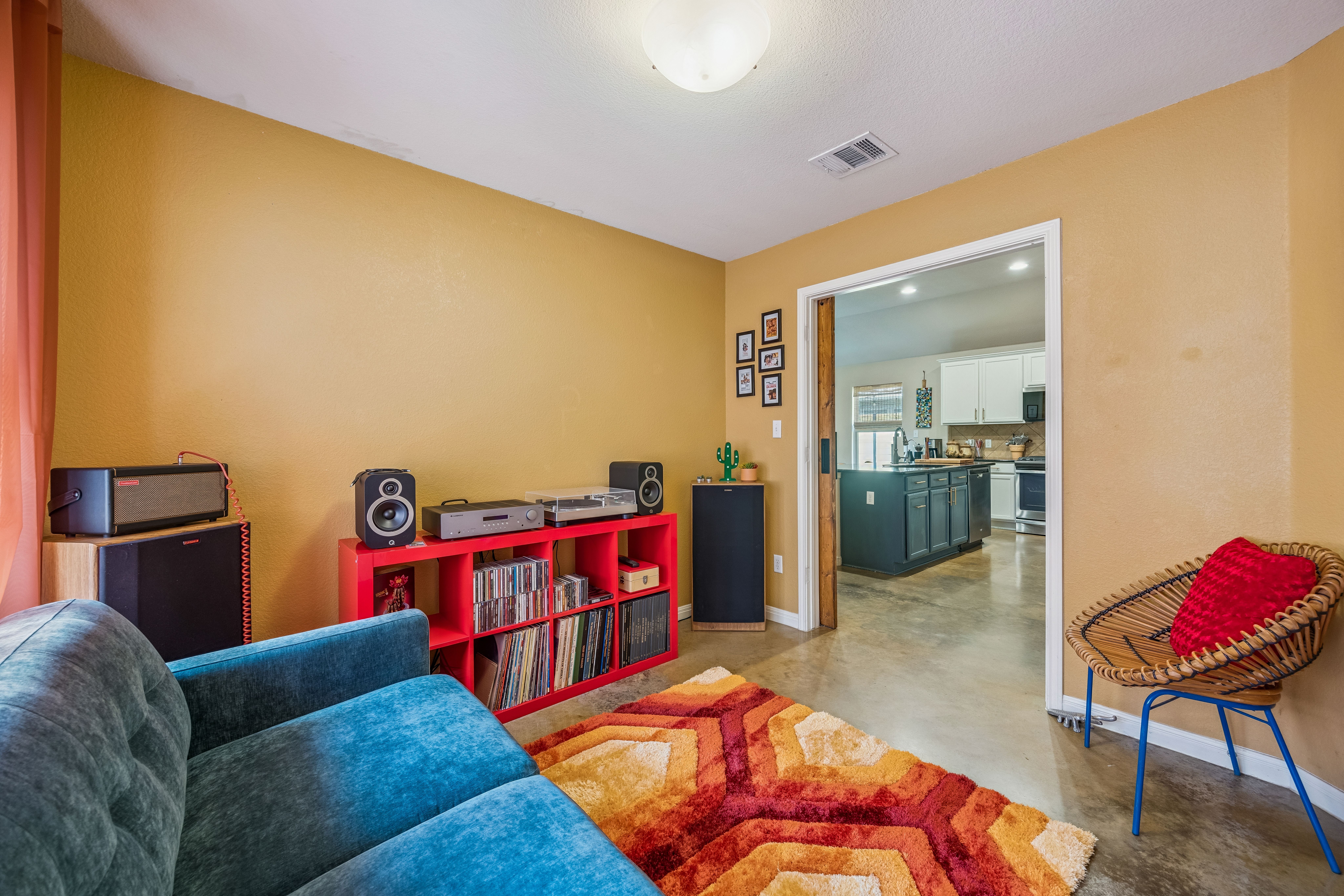  Single-Story Retreat Backing to Greenbelt in Knollwood on the Colorado River - 物件實景