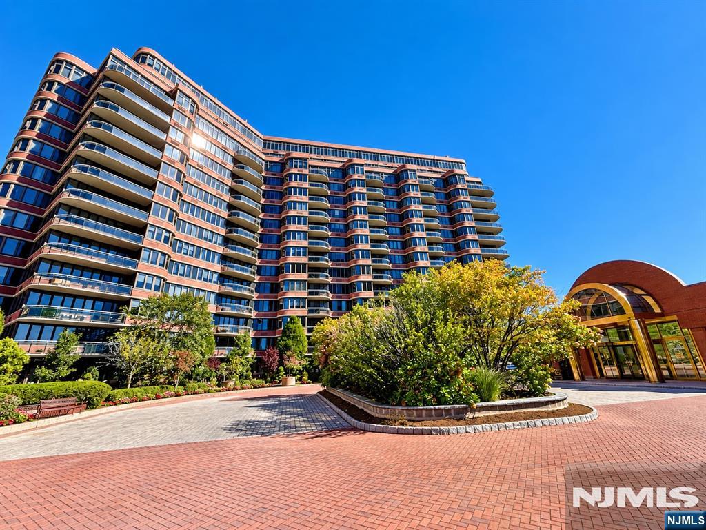 Carlyle Dr, Cliffside Park, NJ 07010