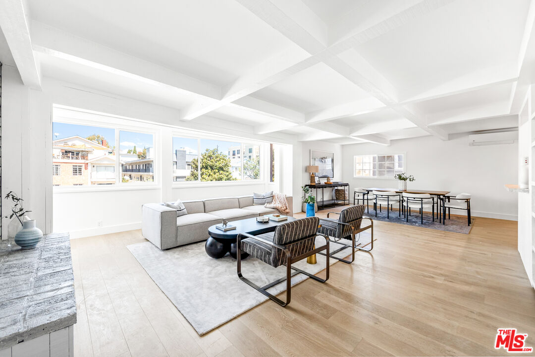 Los Angeles, California, 90049, United States, 3 Bedrooms Bedrooms, ,3 BathroomsBathrooms,Residential,For Sale,1890284