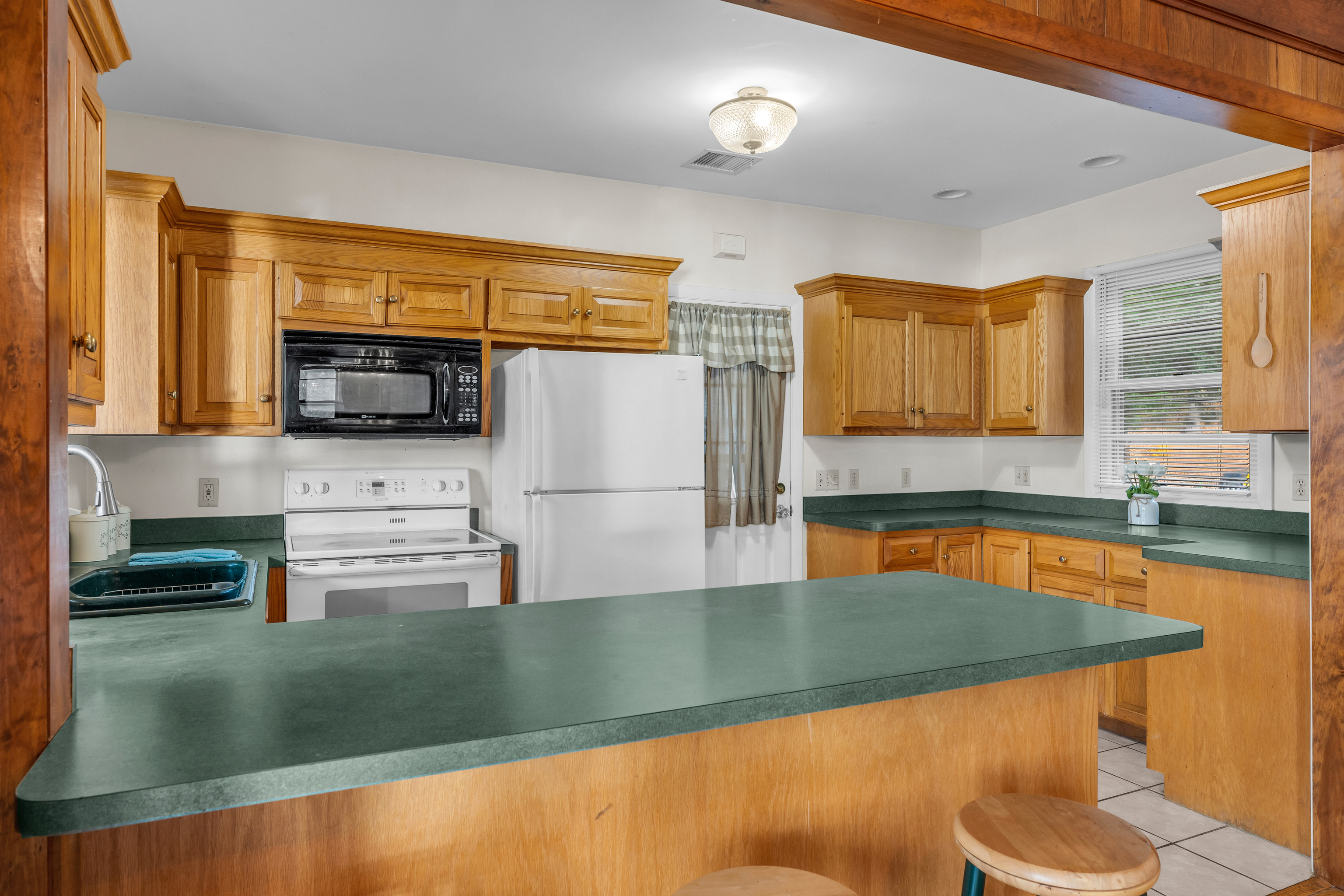 Guilford, Connecticut, 06437, United States, 3 Bedrooms Bedrooms, ,2 BathroomsBathrooms,Residential,For Sale,1994597