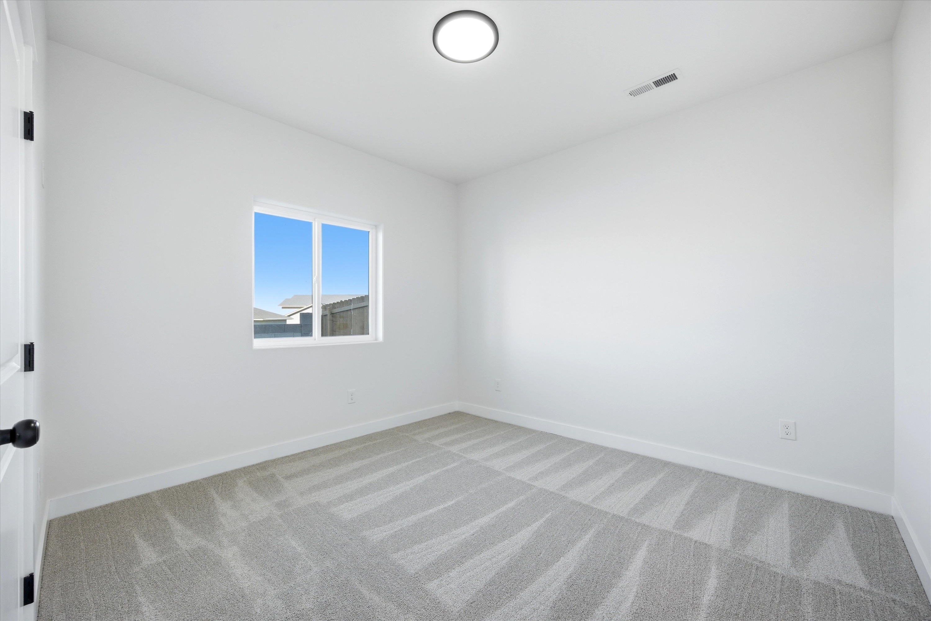  New 5-Bed Home w/ Daylight Basement & 3-Car Garage - 物件實景