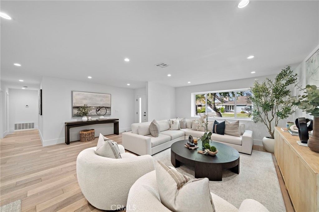 Huntington Beach, California, 92649, United States, 5 Bedrooms Bedrooms, ,4 BathroomsBathrooms,Residential,For Sale,1986485