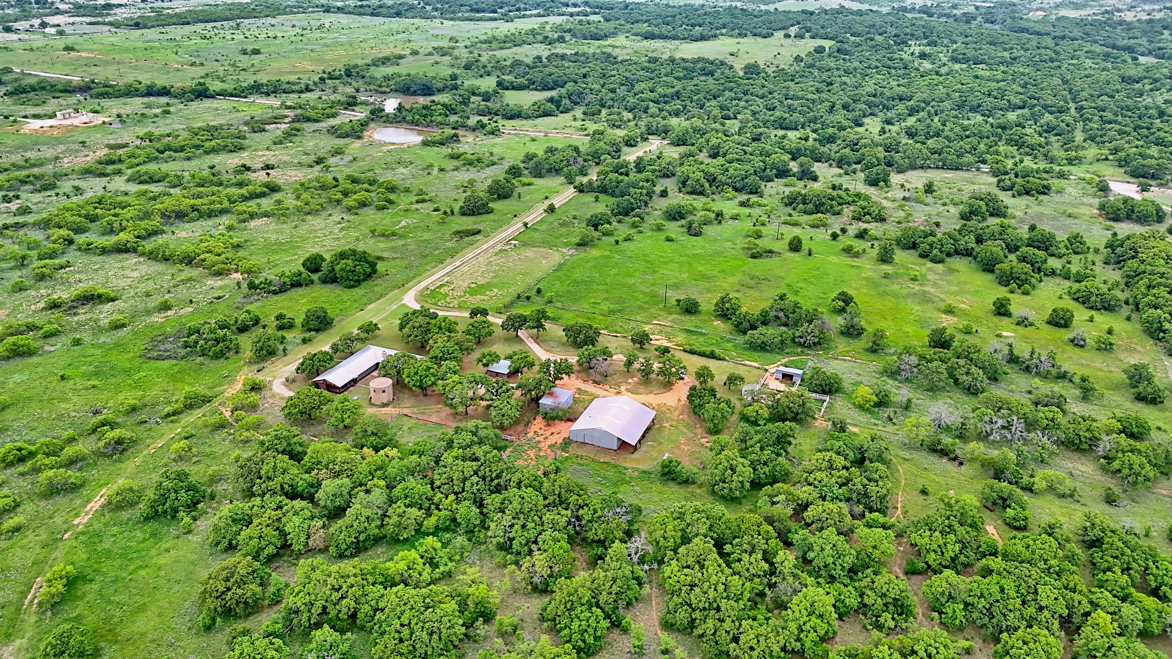  Ranch Style Rock Home on Private 80 Acres - 物件實景