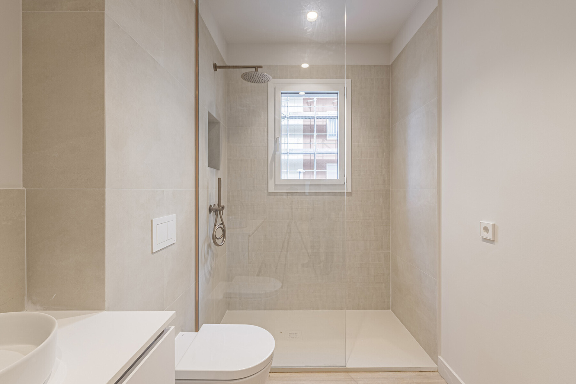  Fantastic renovated apartment with large garden at the living room level - 物件實景
