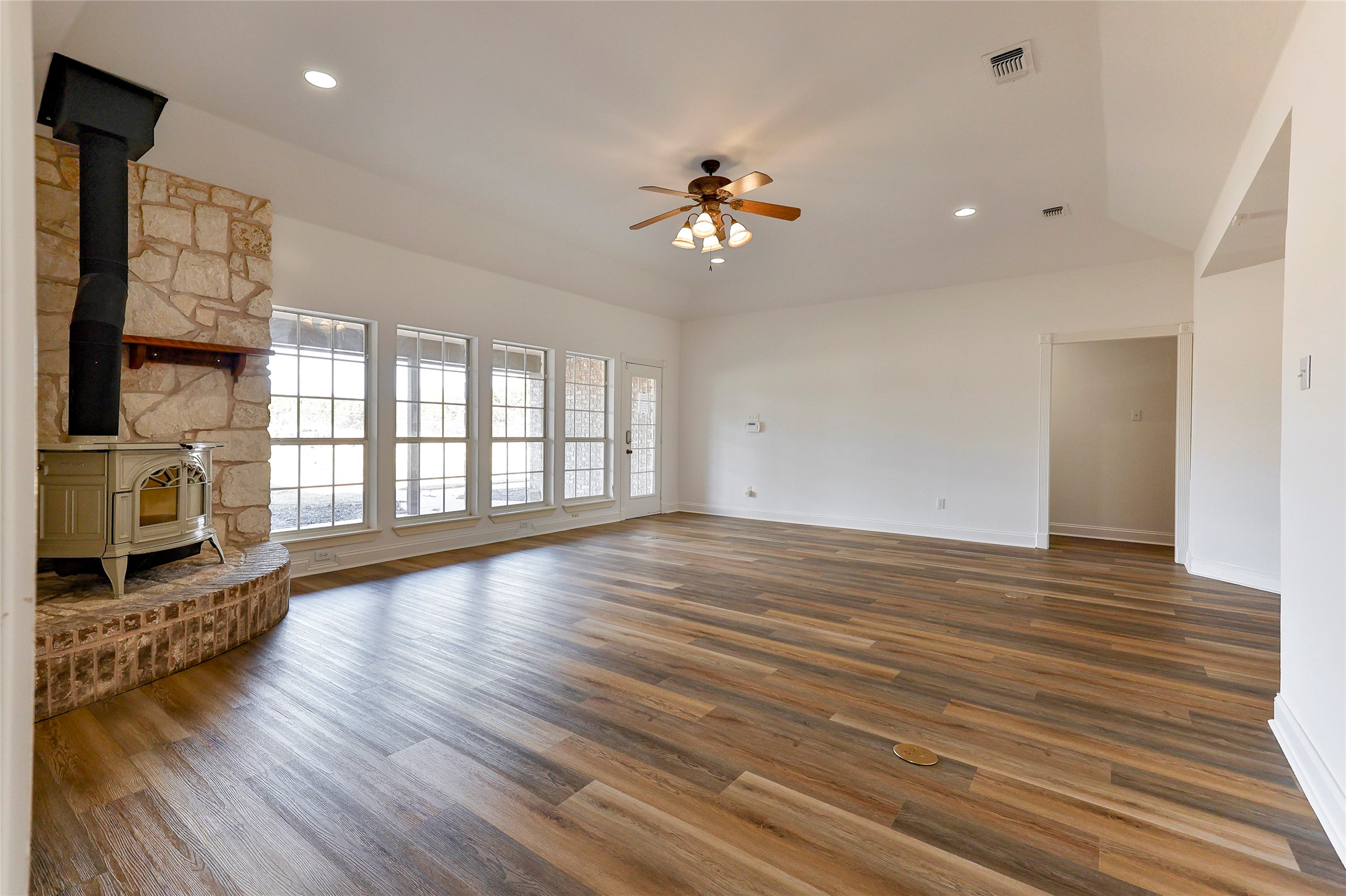 Weatherford, Texas, 76088, United States, 4 Bedrooms Bedrooms, ,3 BathroomsBathrooms,Residential,For Sale,1885521