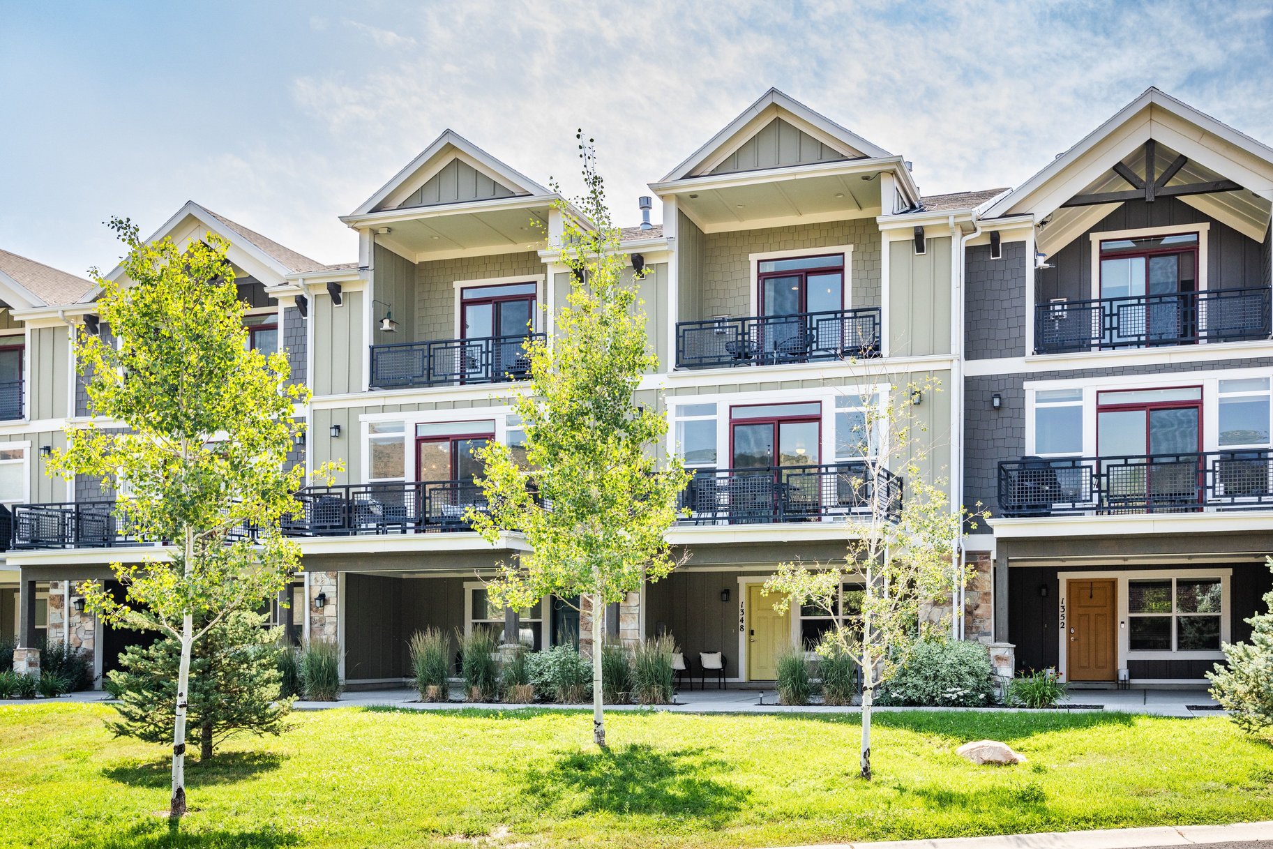  Three Bedroom Townhome with 2-Car Garage Near Trails, Creek, Retail & Golf Club - 物件實景